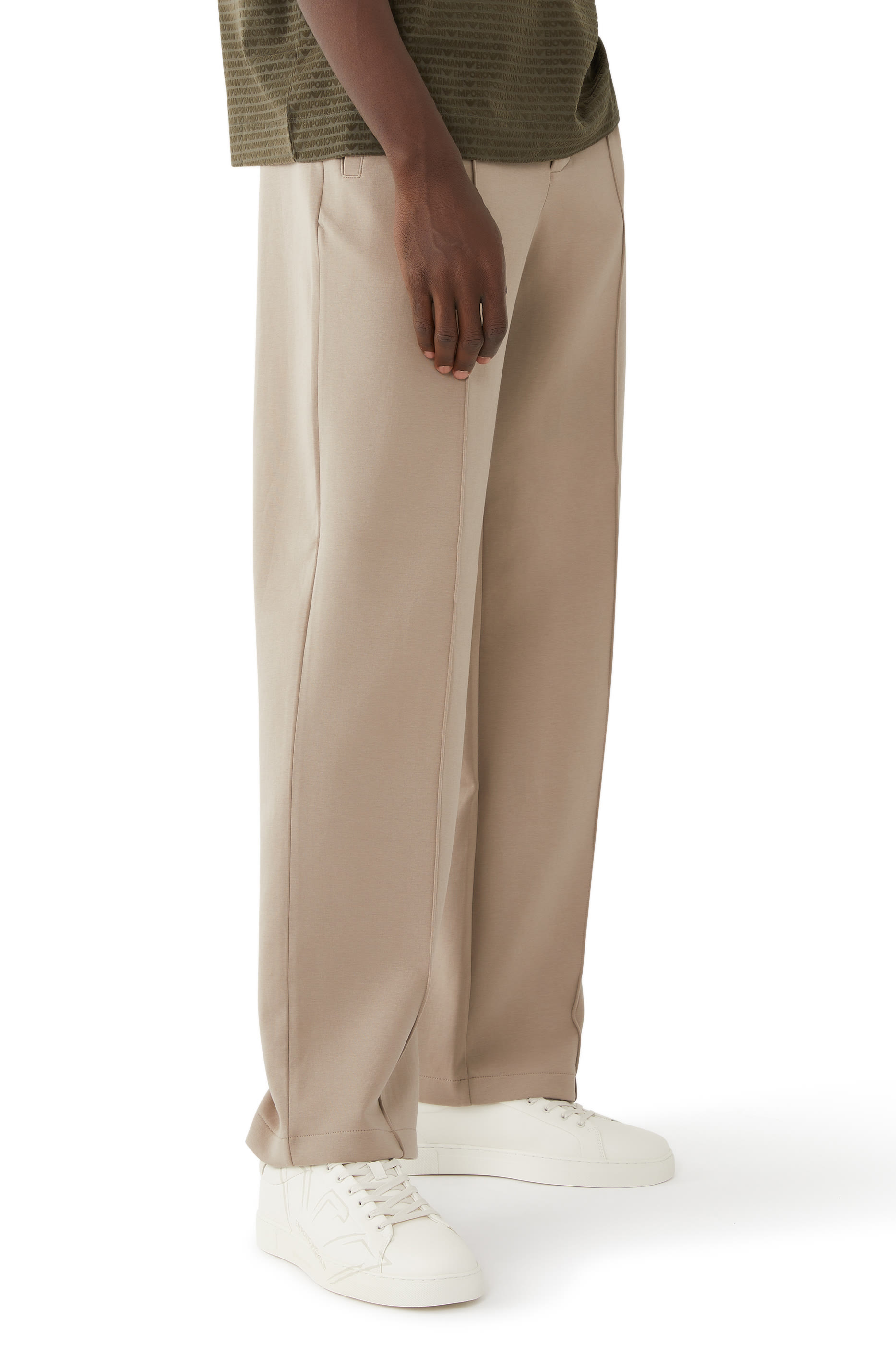 سنيكرز مزين بشعار الماركة بحجم كبير