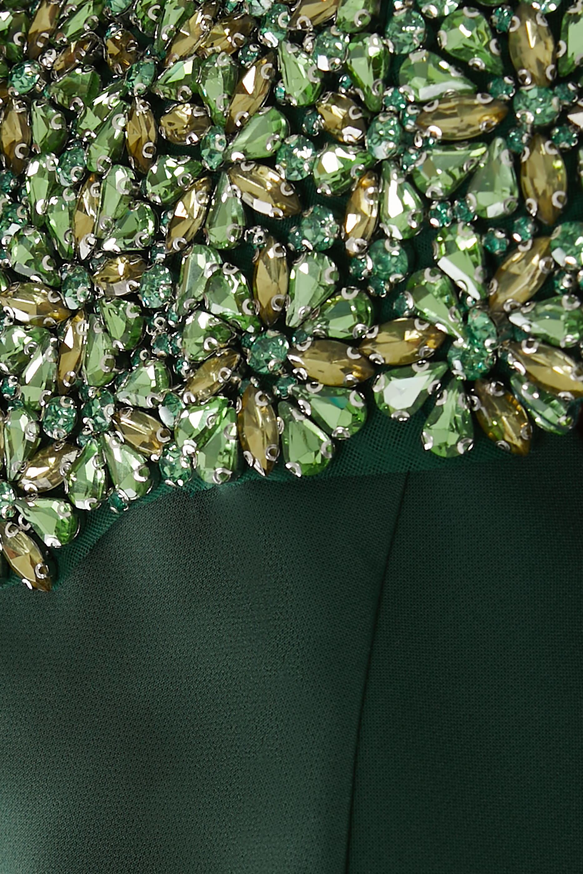 فستان سهرة بكتفين مطرز