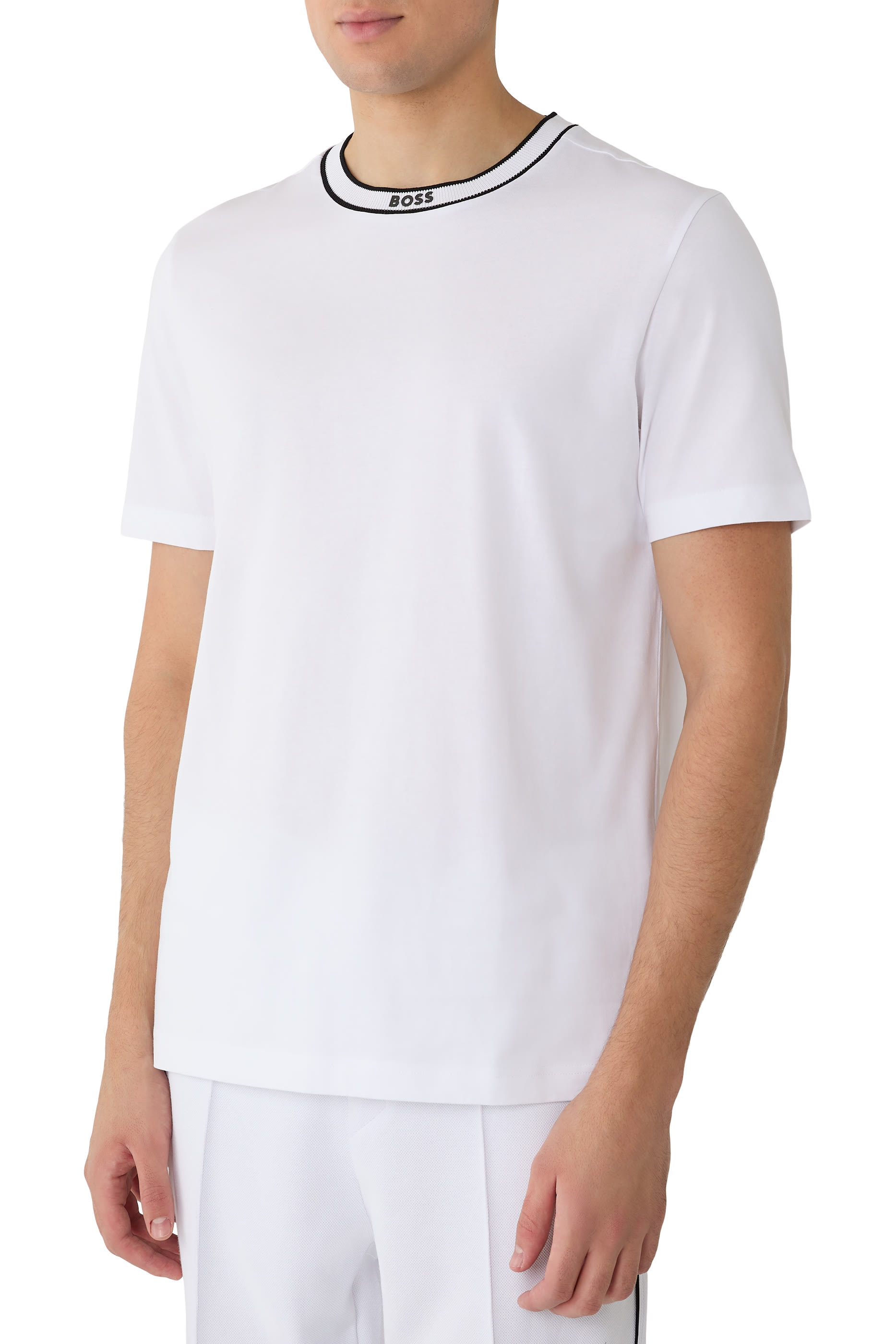 تيشيرت بياقة ضيقة وشعار الماركة قطن