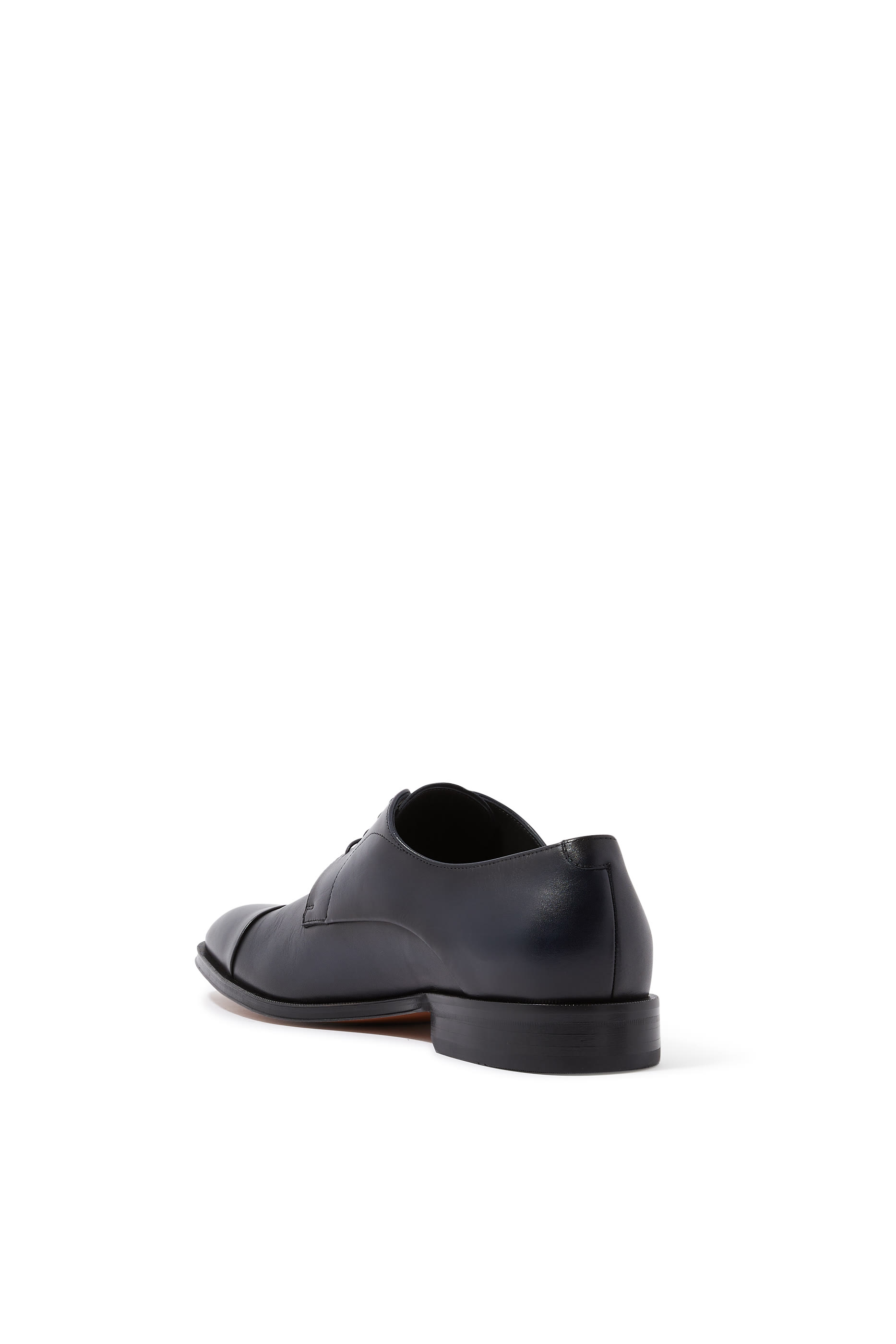 حذاء ديربي بشعار الماركة