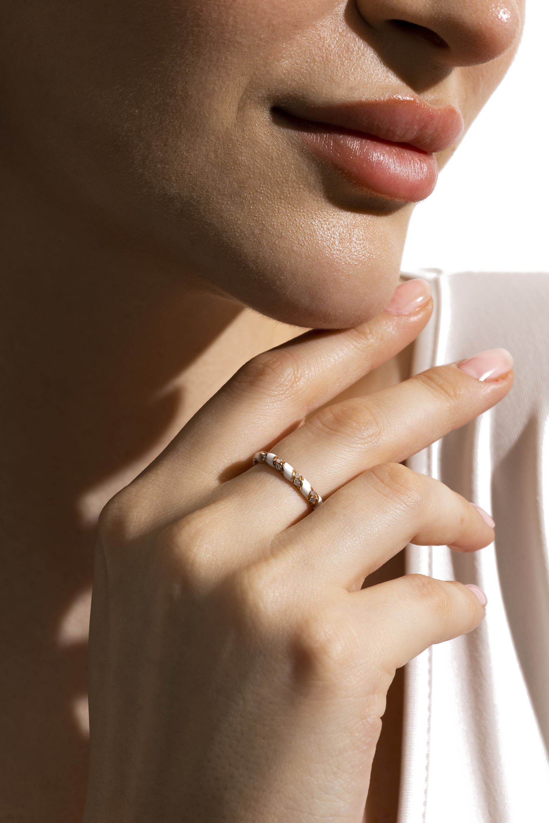 خاتم تورنيدو مزين بالمينا والماس ذهب وردي عيار 18