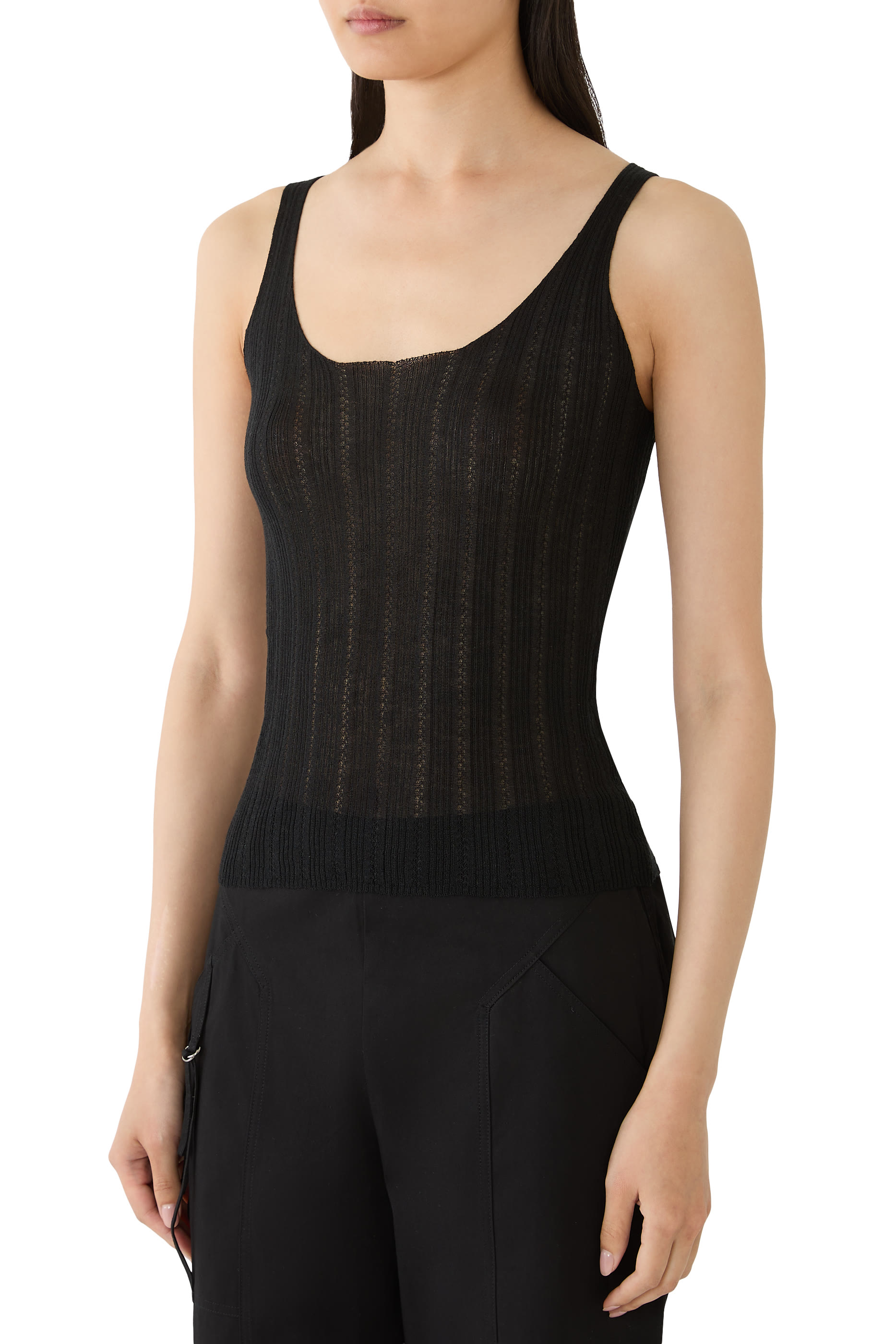 بلوزة بلا أكمام بتطريزات مفرغة