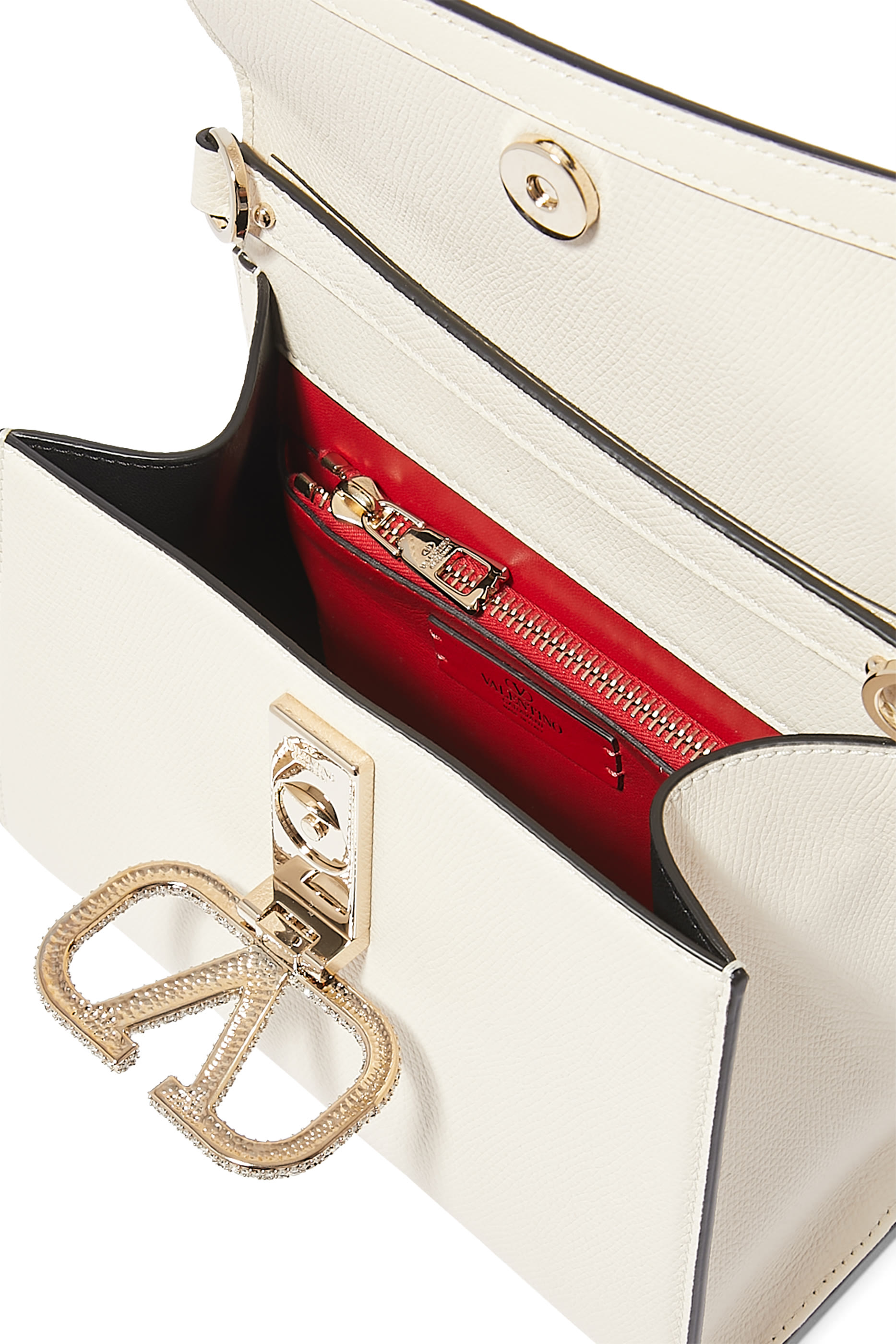 حقيبة صغيرة بيد علوية وشعار الماركة