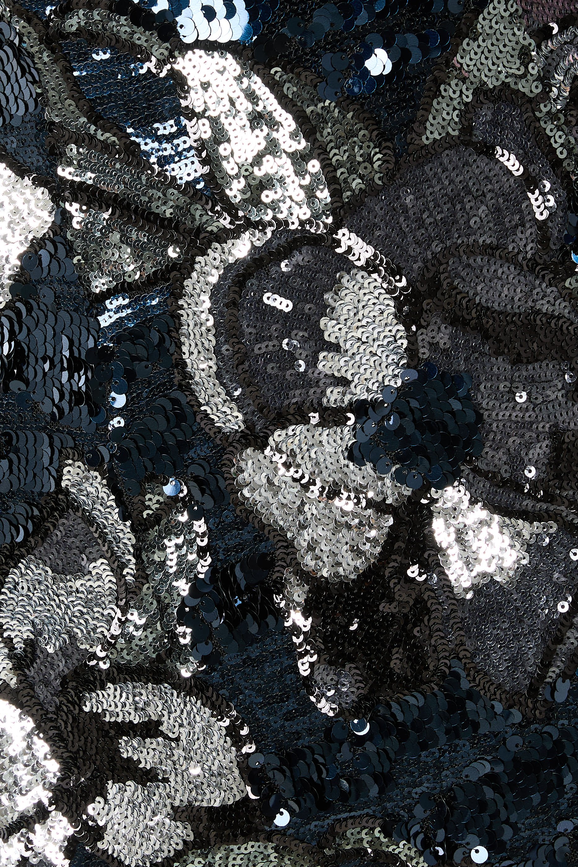 فستان سهرة بأكتاف مكشوفة بترتر مطرز بتصميم زهور