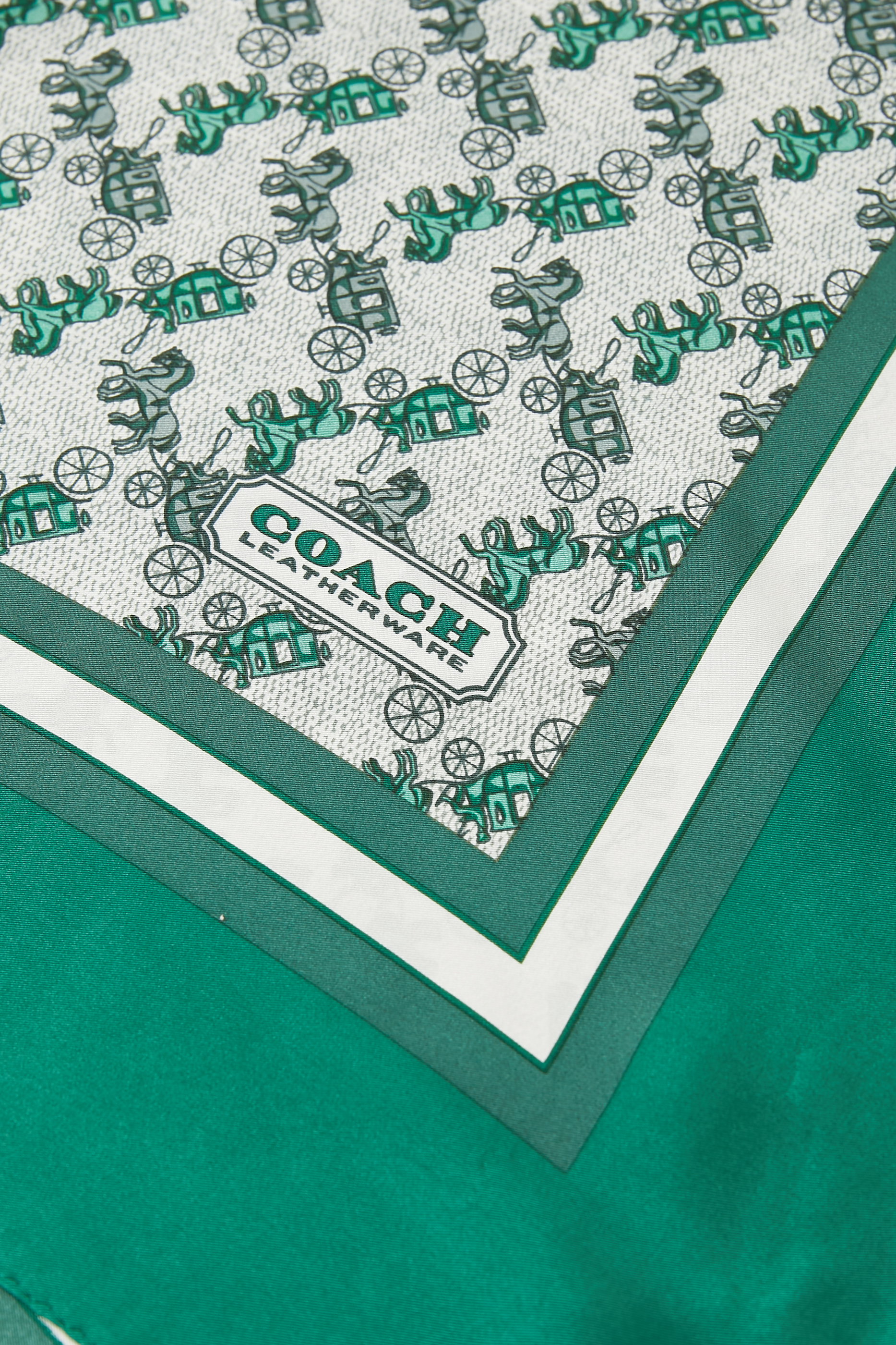 وشاح مربع بطبعة حصان وعربة حرير