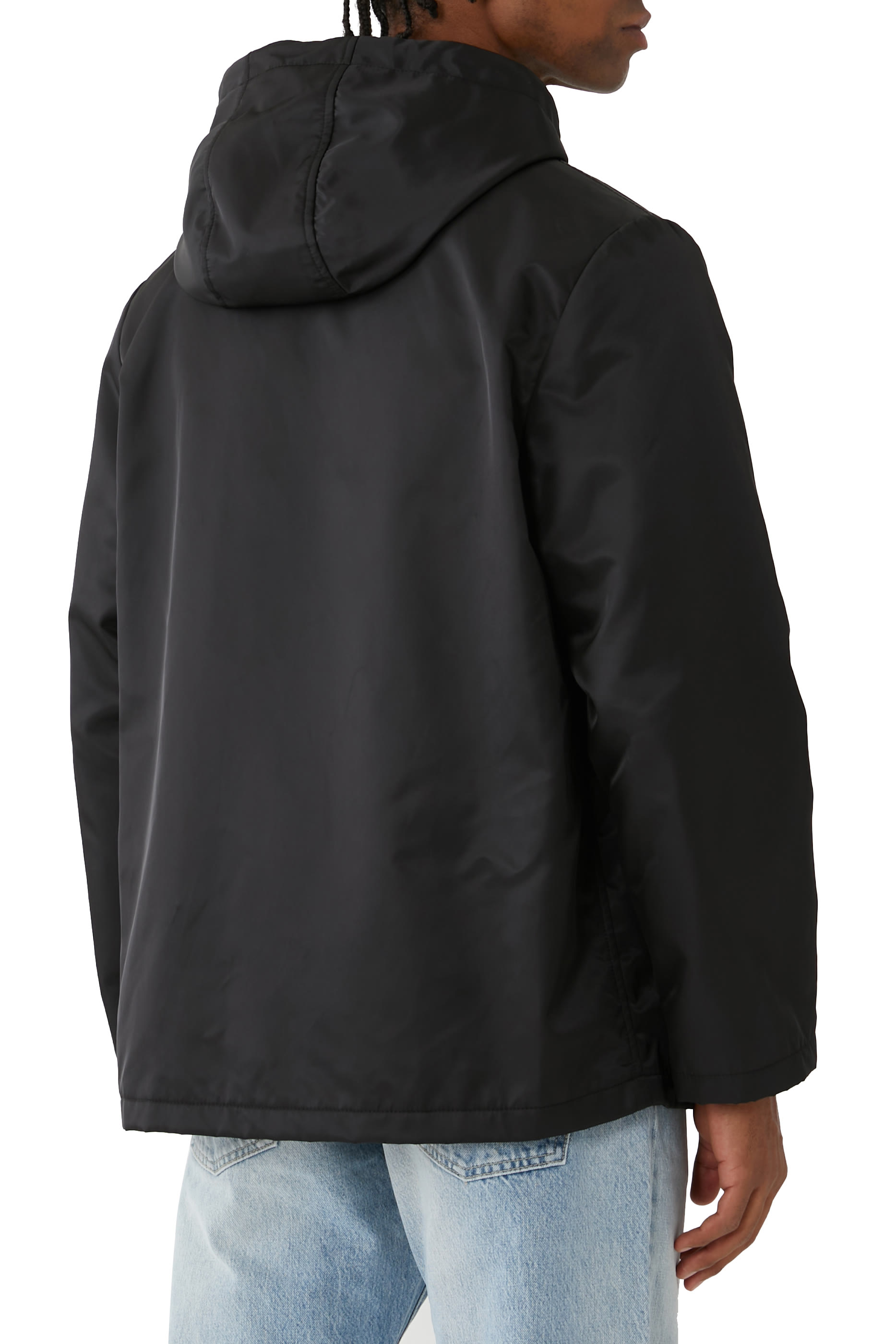 جاكيت بشعار الماركة