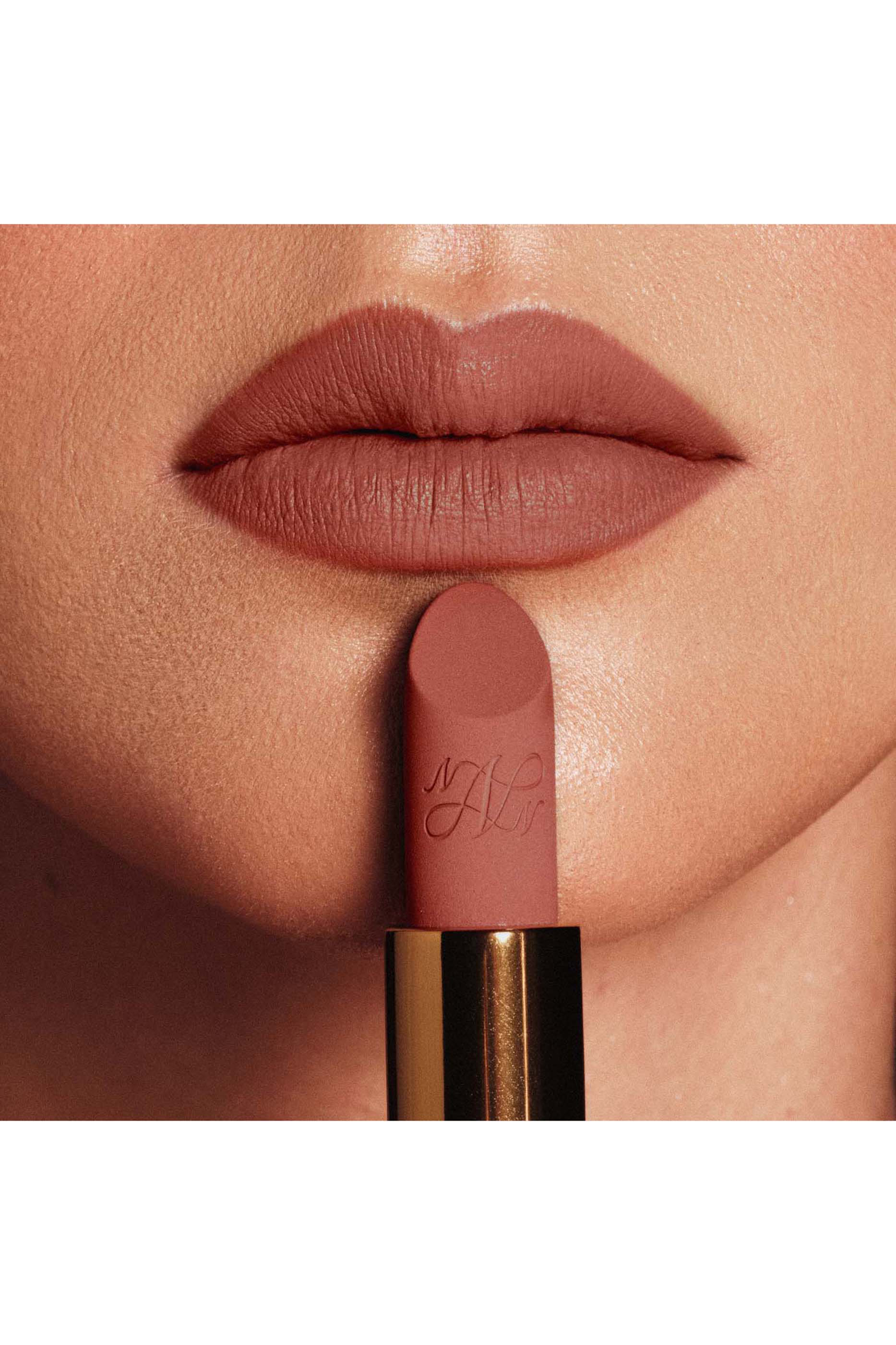 أحمر شفاه فيلفيت كوتور غير لامع