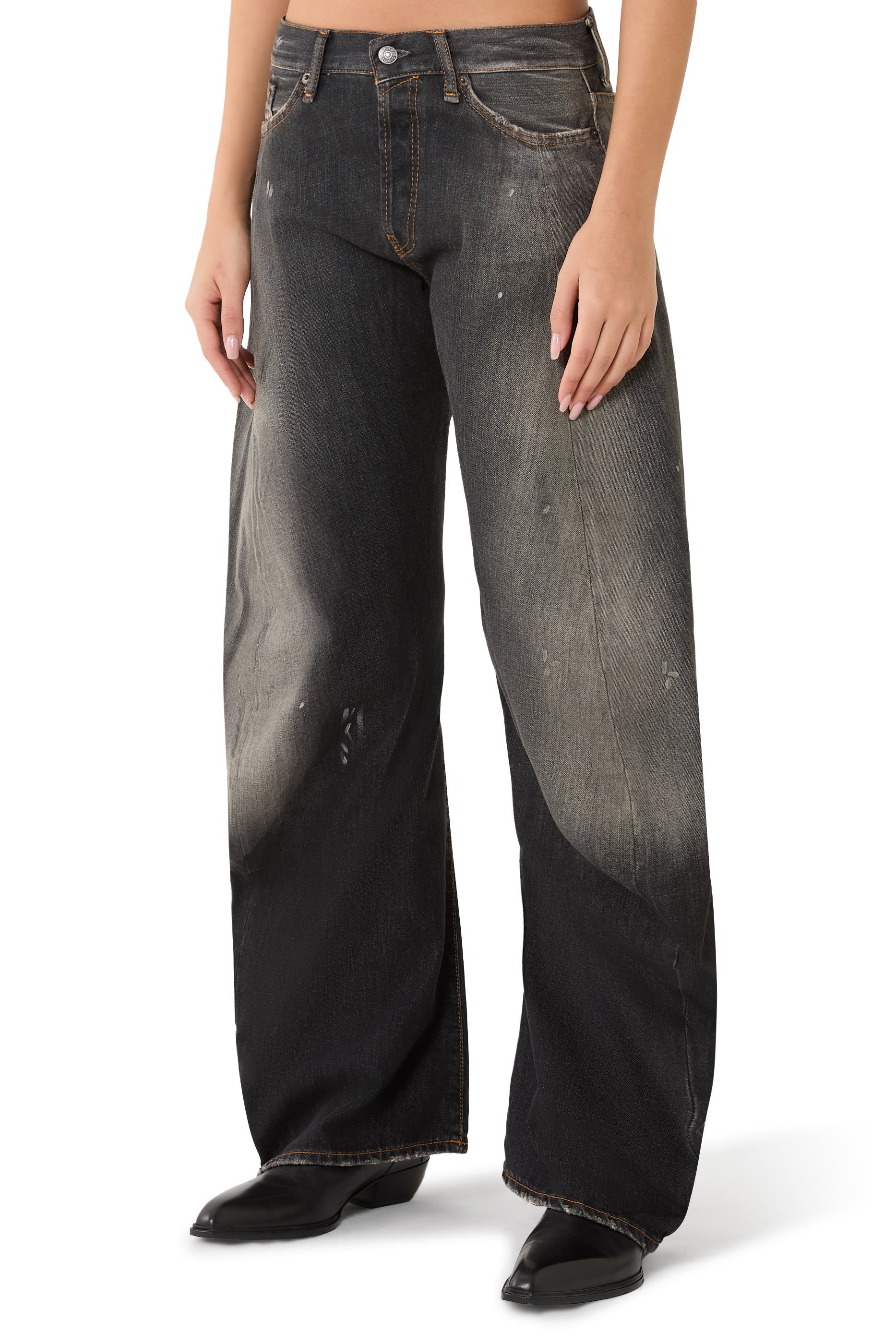 بنطال جينز بقصة واسعة