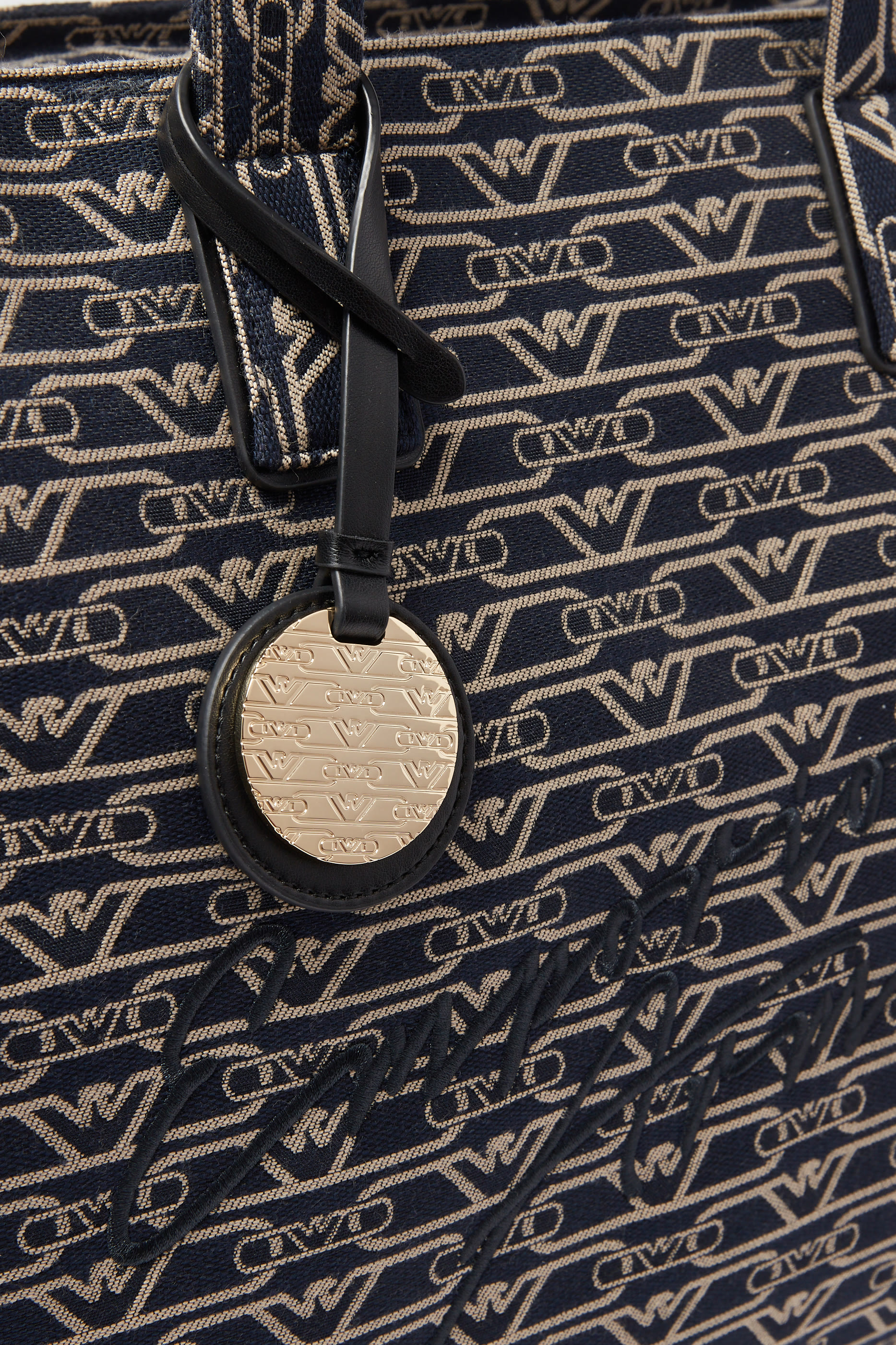 حقيبة يد كبيرة مزينة كليا بنقشة حروف شعار الماركة