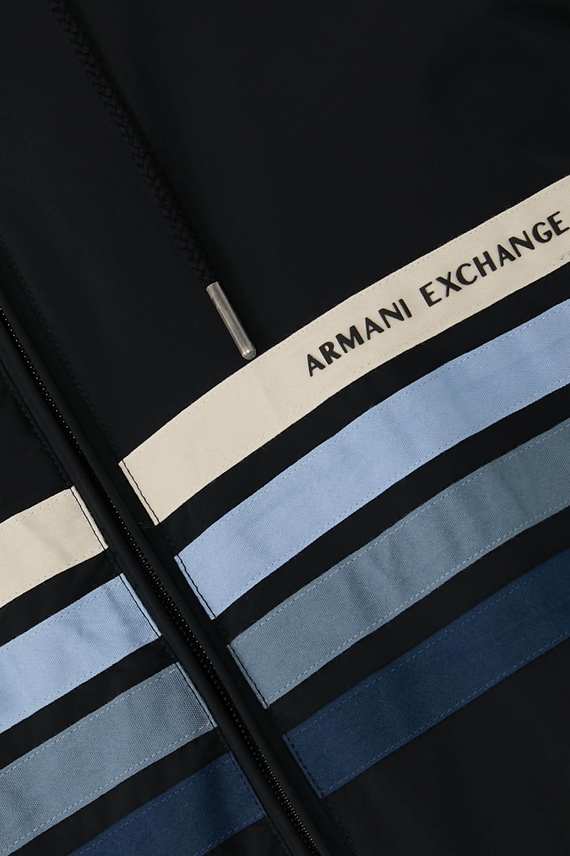 جاكيت بلوسون بتصميم هودي بسحاب وشعار الماركة