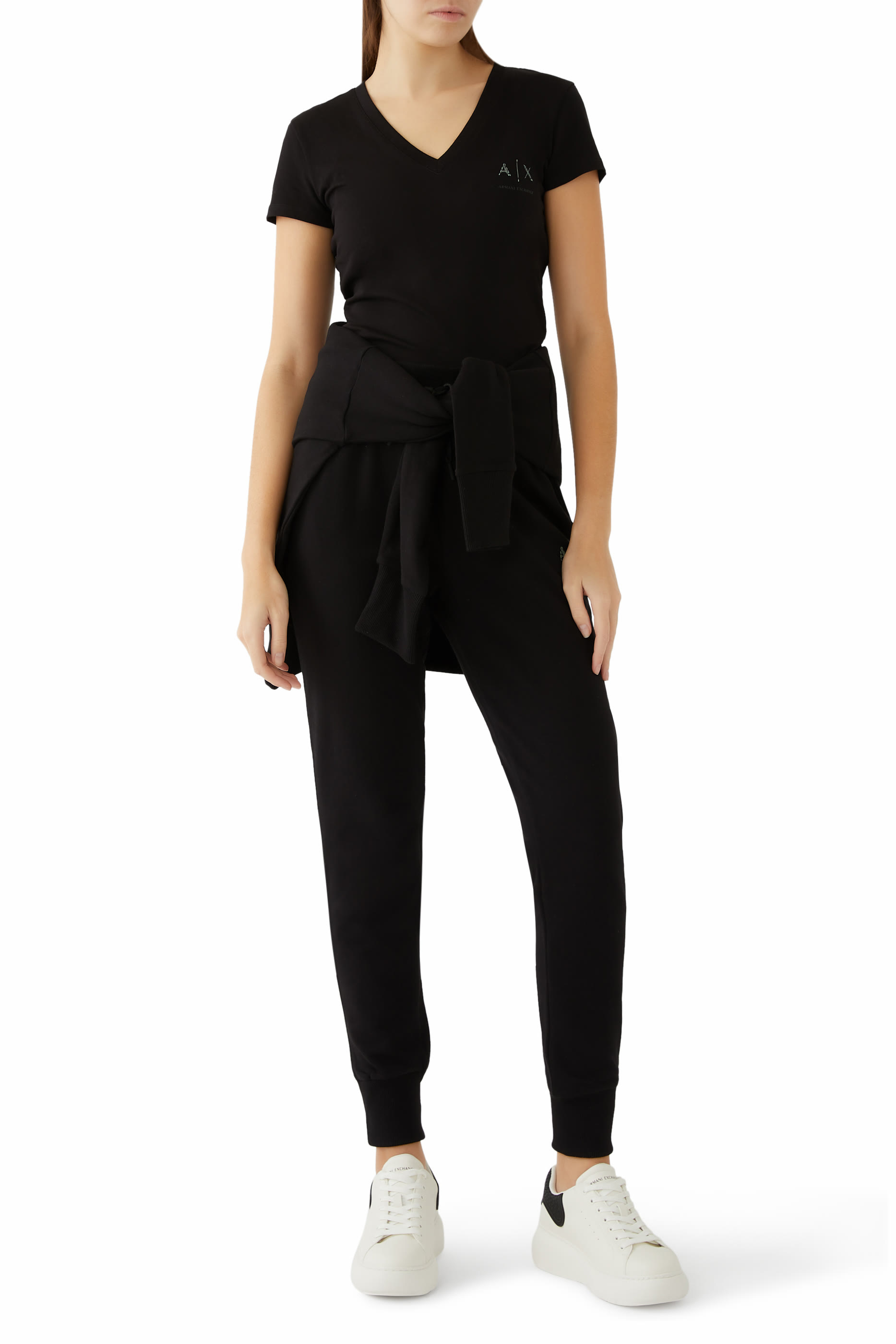 تيشيرت بياقة على شكل حرف V