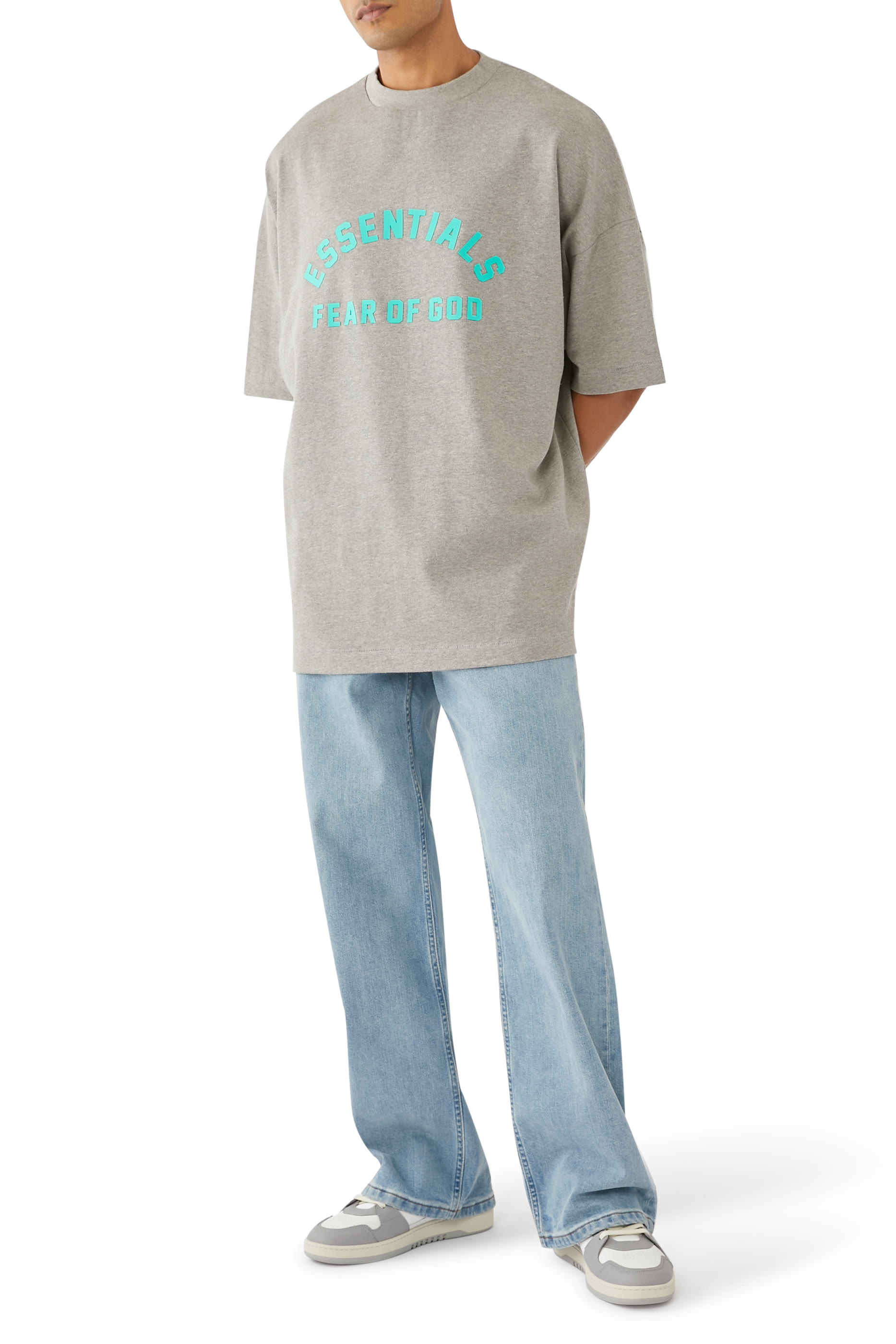 تيشيرت بياقة ضيقة بشعار اسنشالز