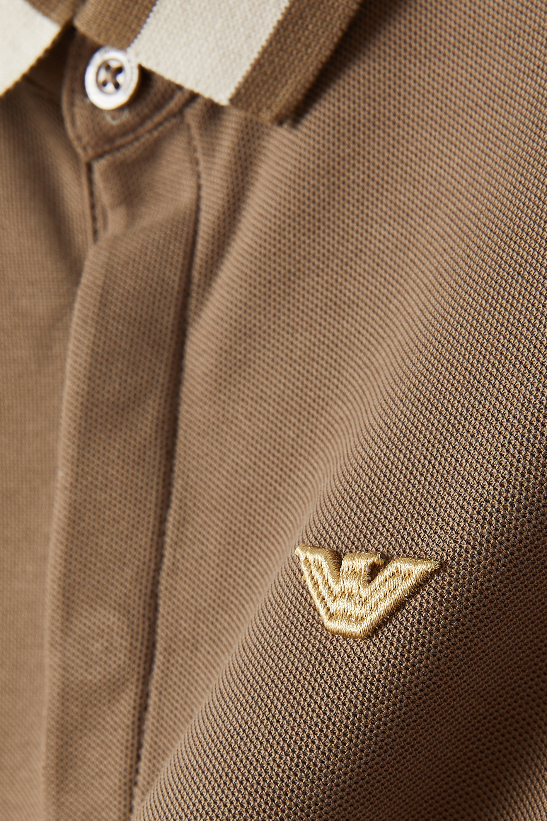 تيشيرت بنقشة شعار الماركة بحجم صغير للأطفال