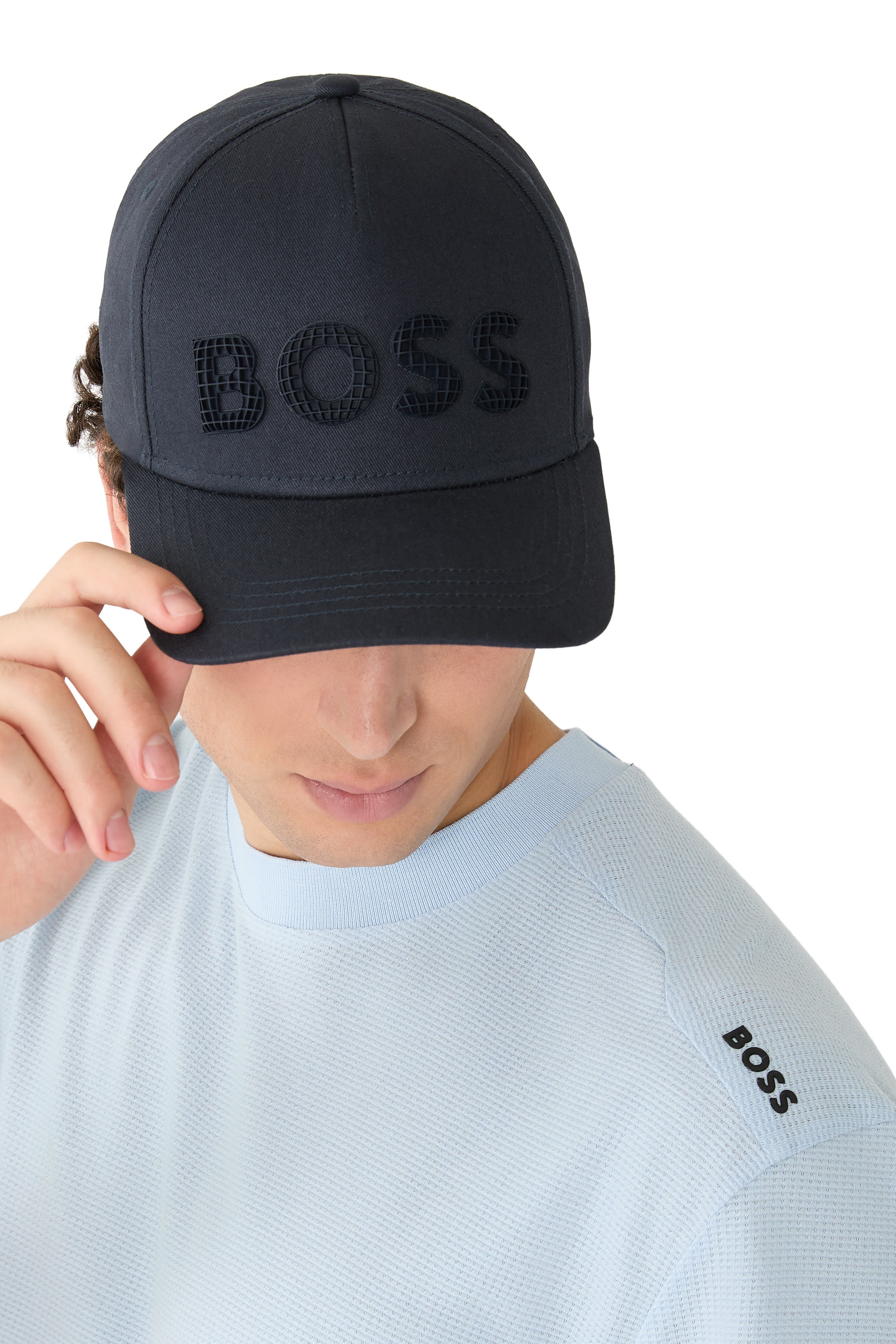 كاب مزين بشعار الماركة