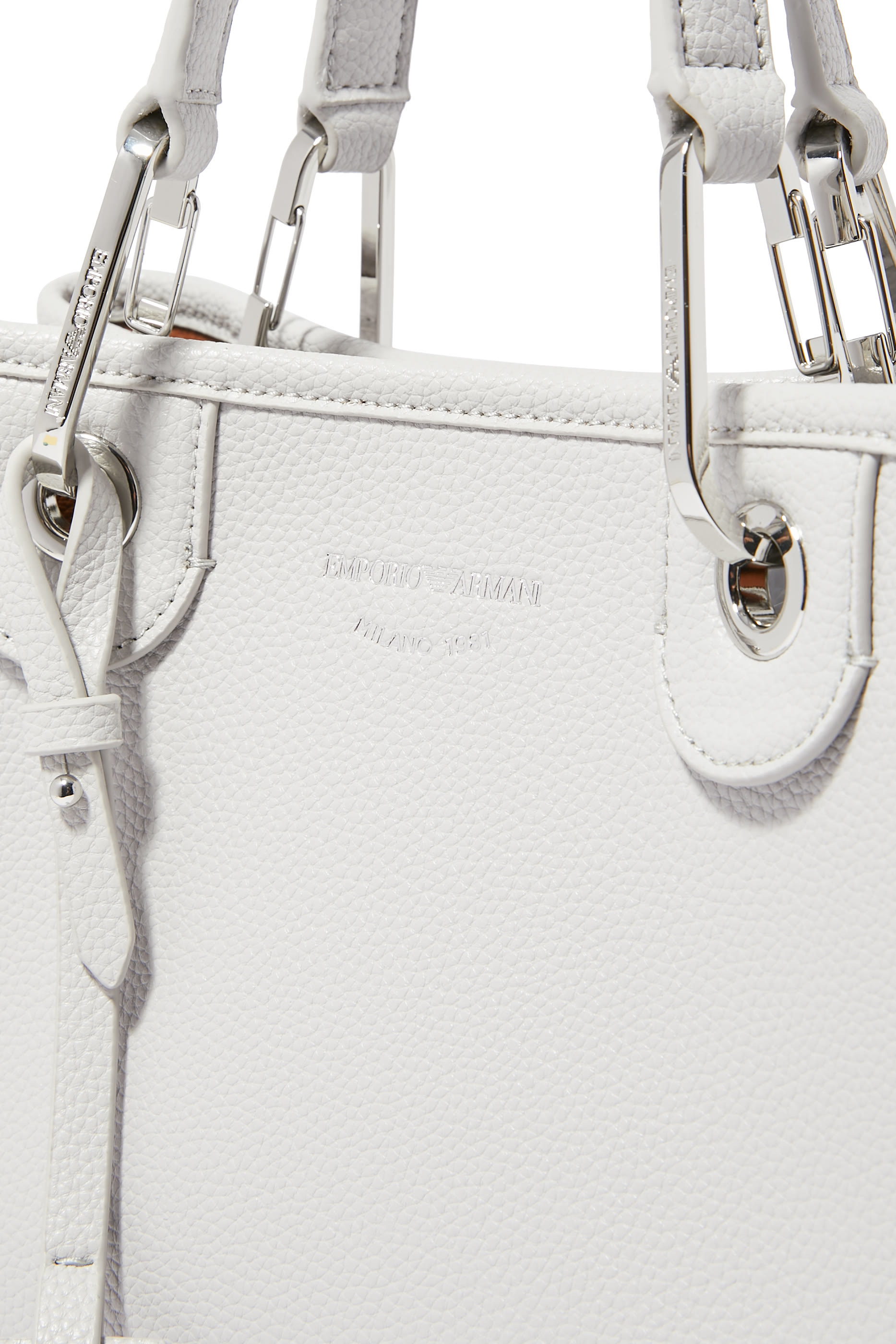 حقيبة يد مزينة بشعار الماركة