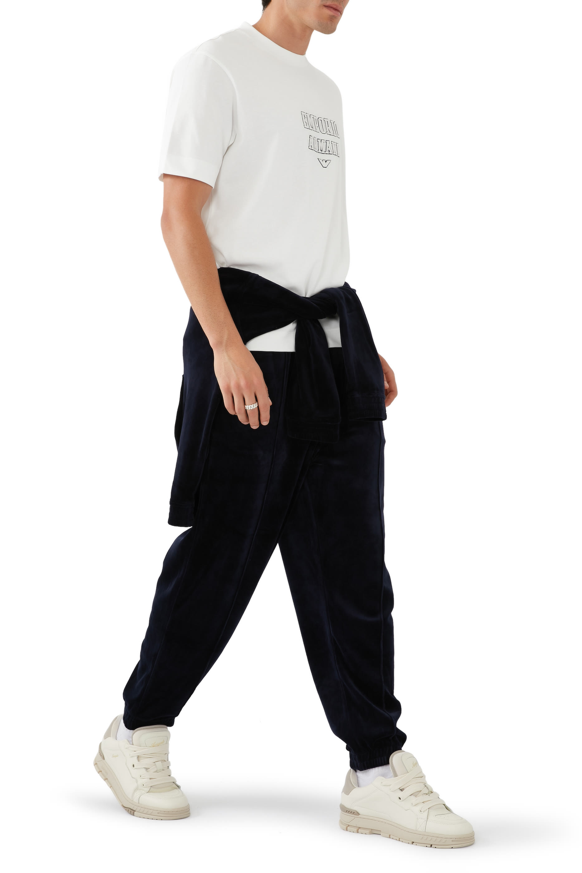 تيشيرت بشعار الماركة بحجم كبير