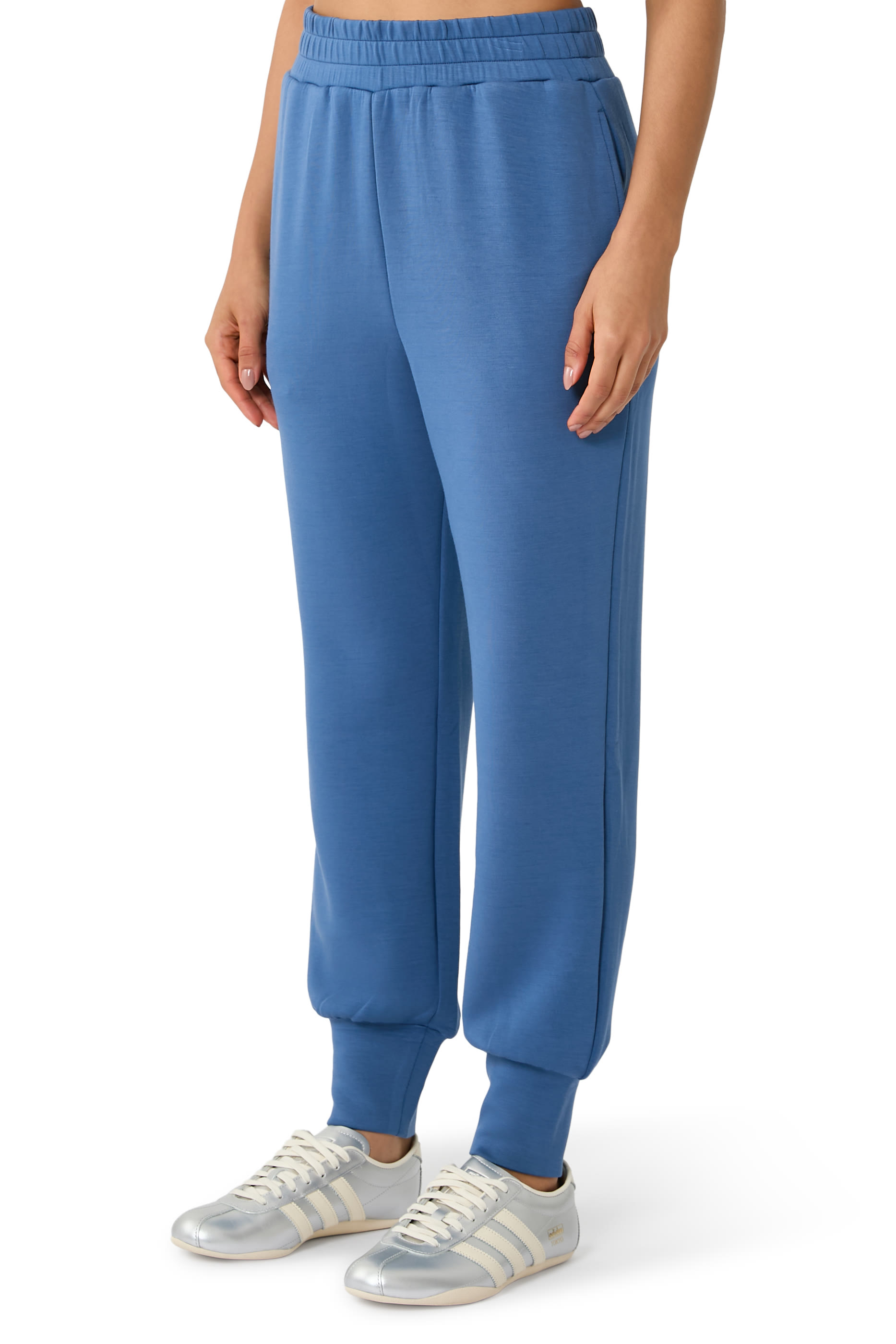 بنطال بقصة ضيقة وأساور