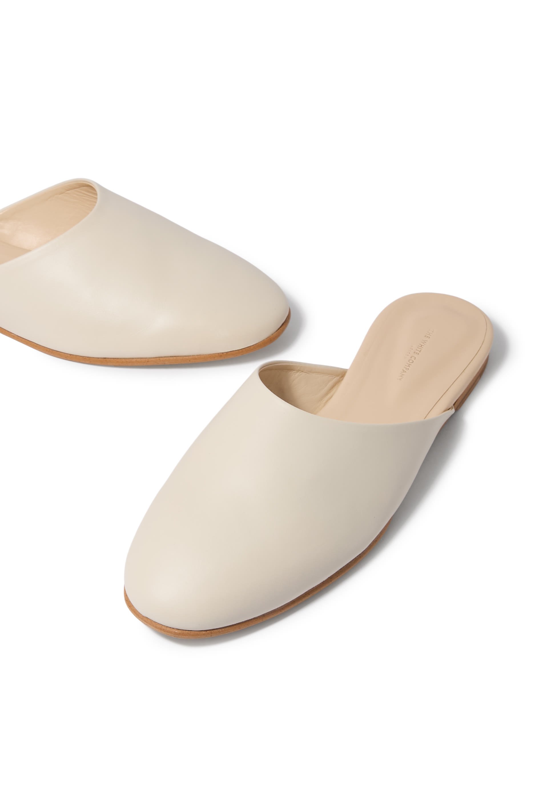 حذاء مفتوح من الخلف بكعب مسطح جلد