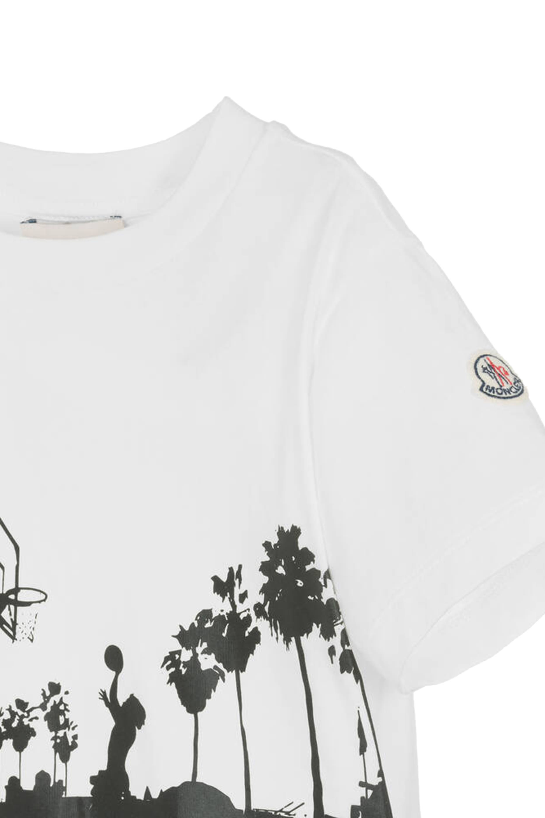 تيشيرت بتفاصيل شعار الماركة للأطفال