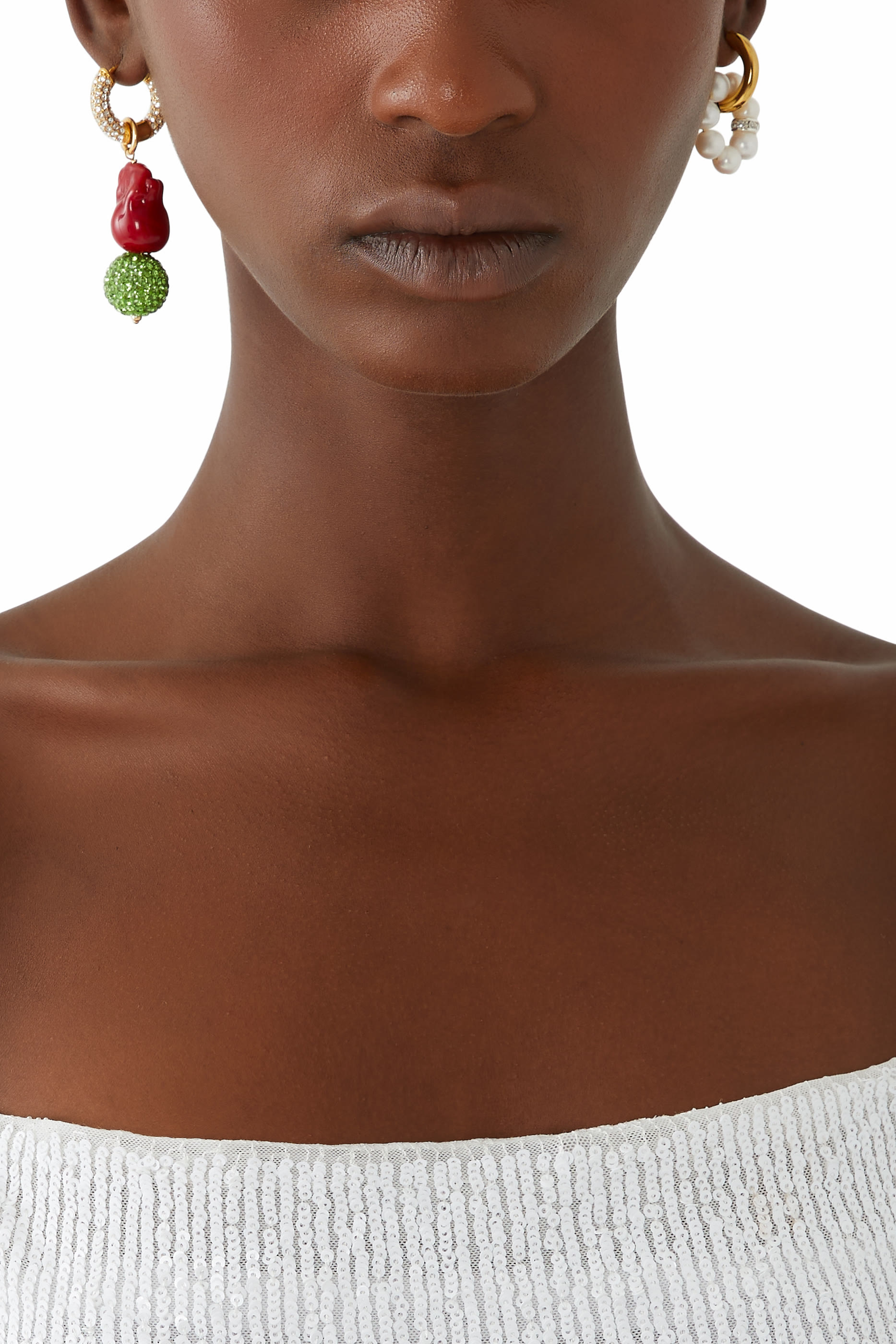 أقراط هاجي بتصميم غير متماثل مزينة بلؤلؤ، نحاس مطلي بذهب عيار 24 قيراط