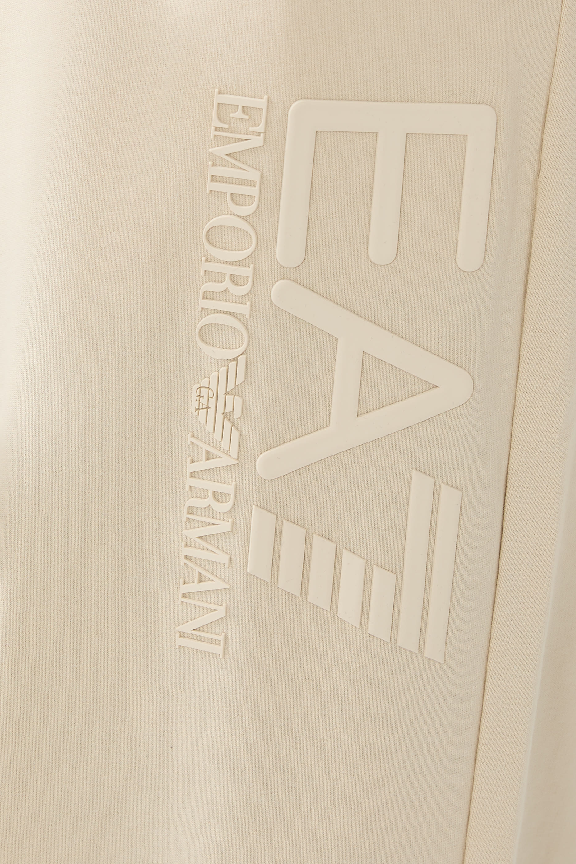 بنطال بشعار الماركة