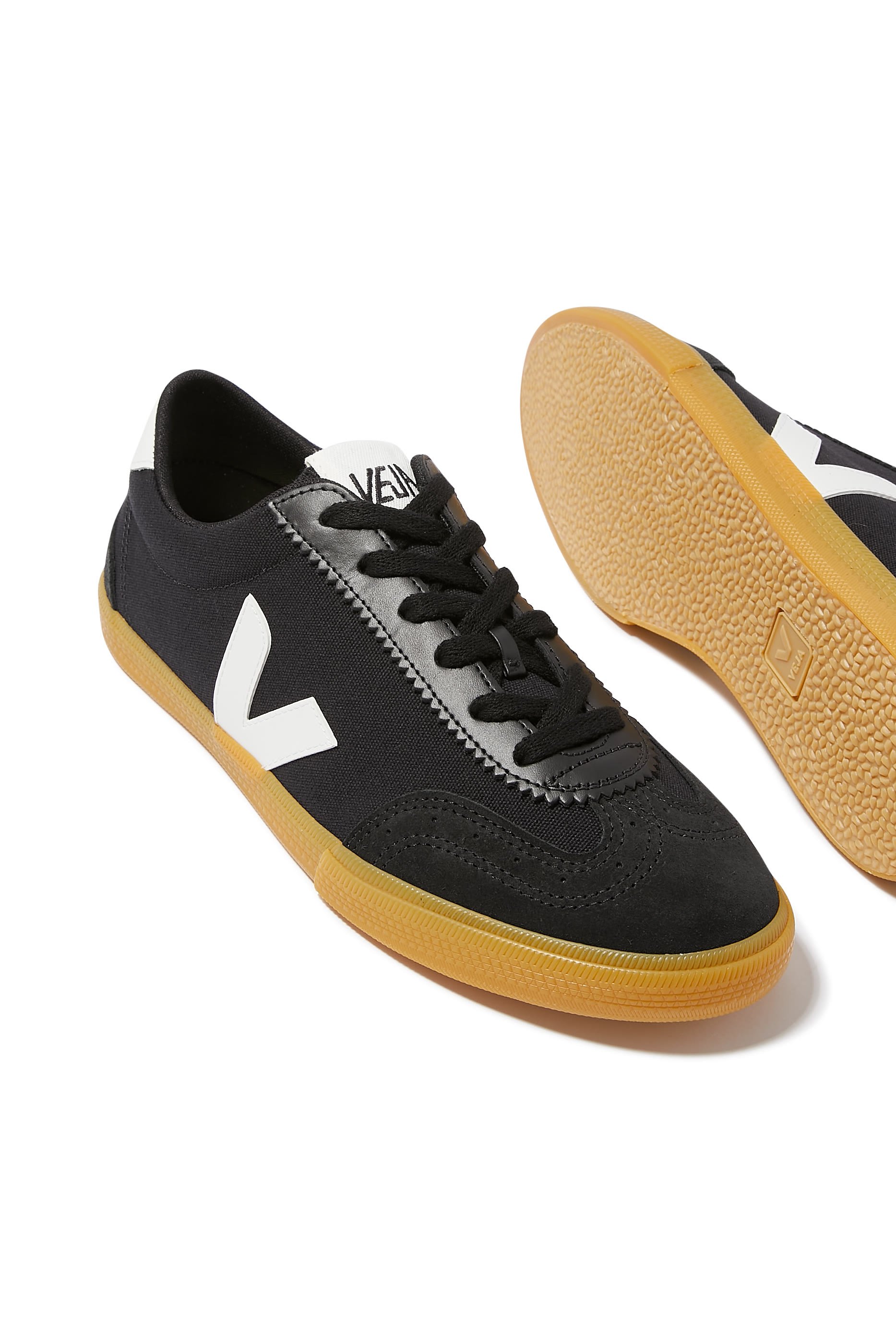 حذاء سنيكرز فولي بكاحل منخفض