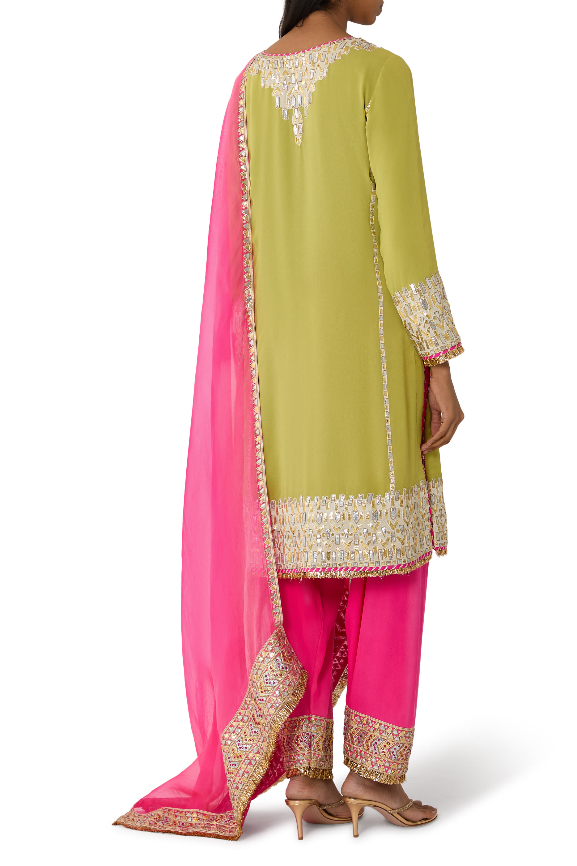 بدلة جوتا مع سلوار باكستاني ودوباتا