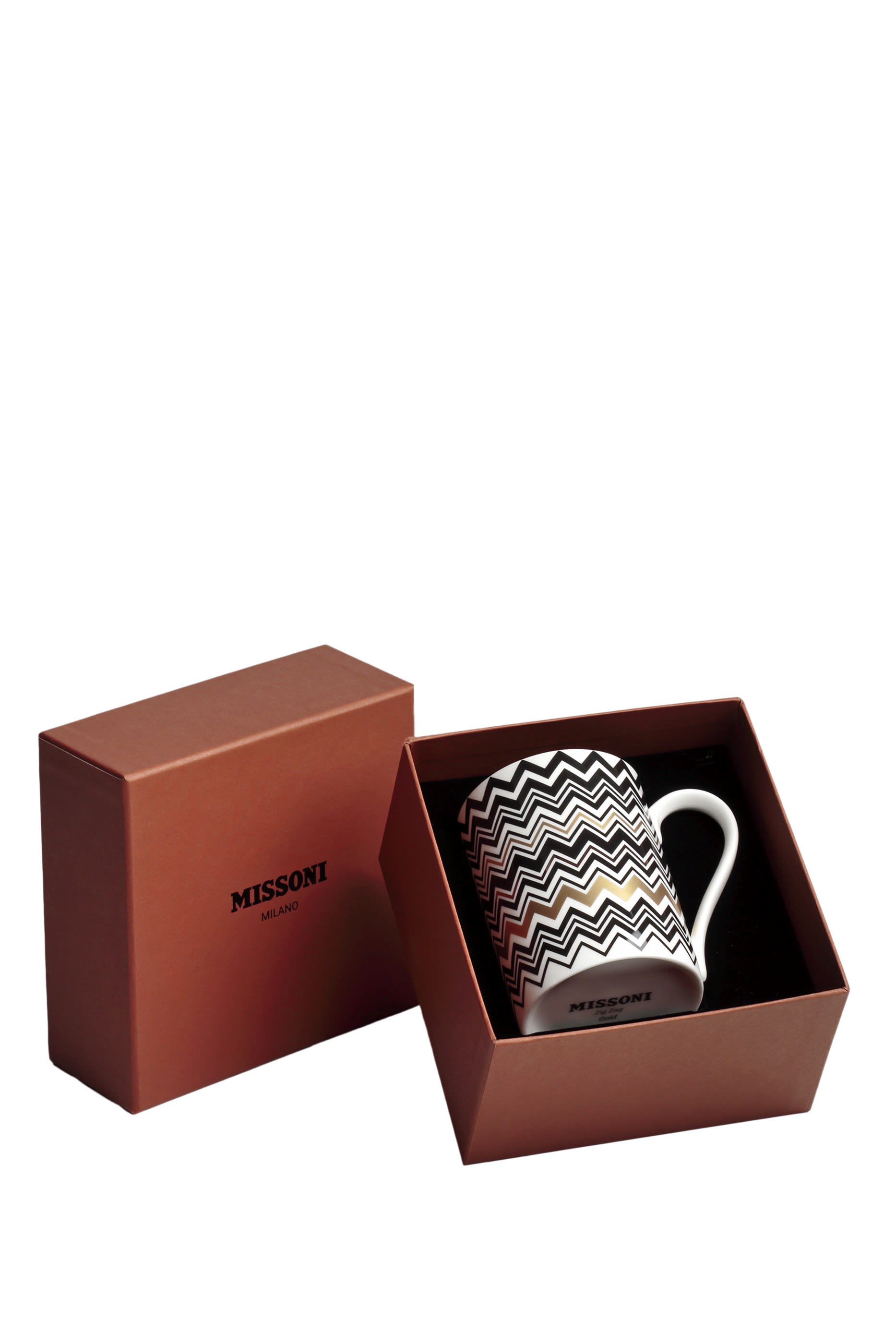 كوب قهوة بنقشة متعرجة بتفاصيل ذهبية