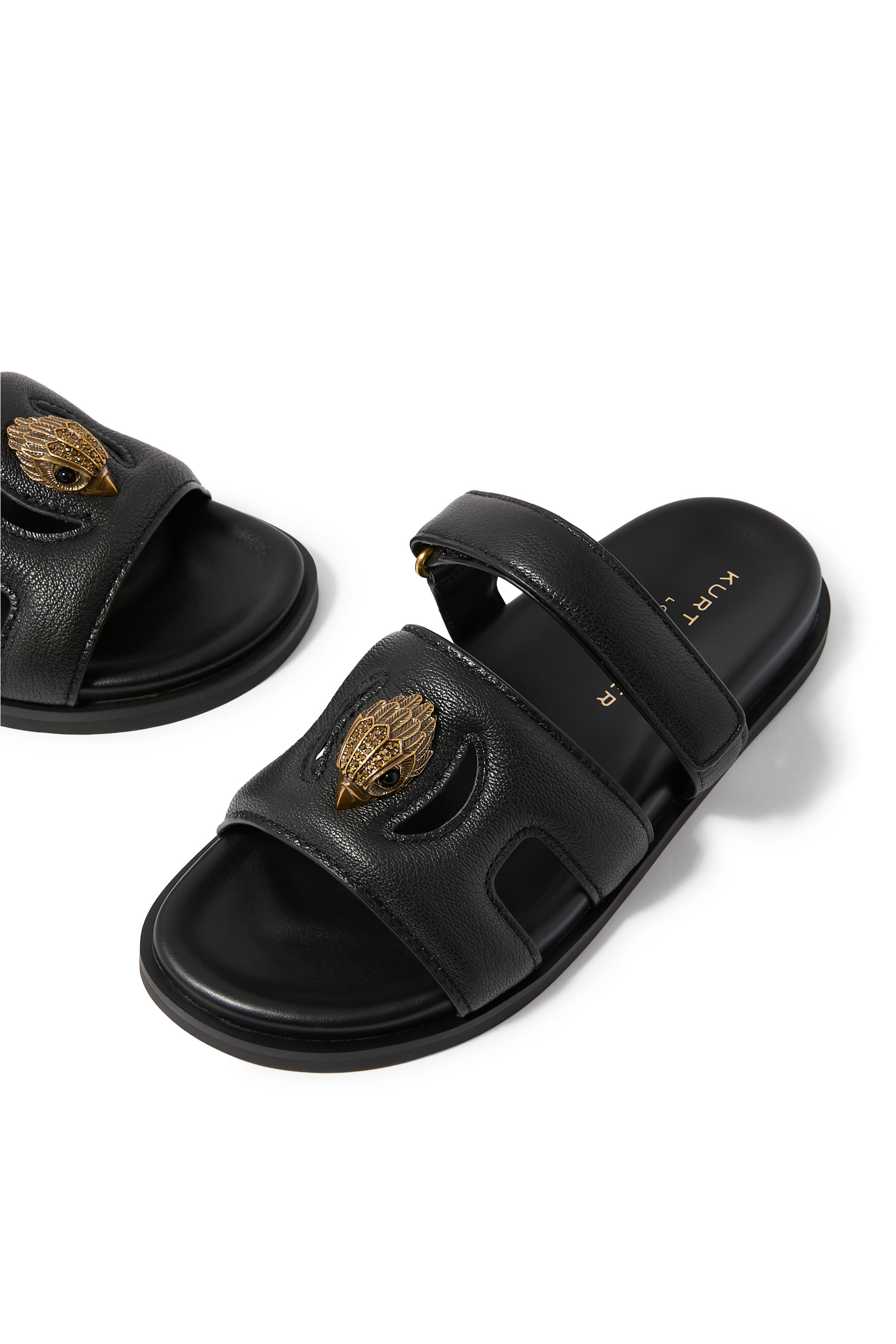 صندل بفتحات مزين بحلية شعار الماركة