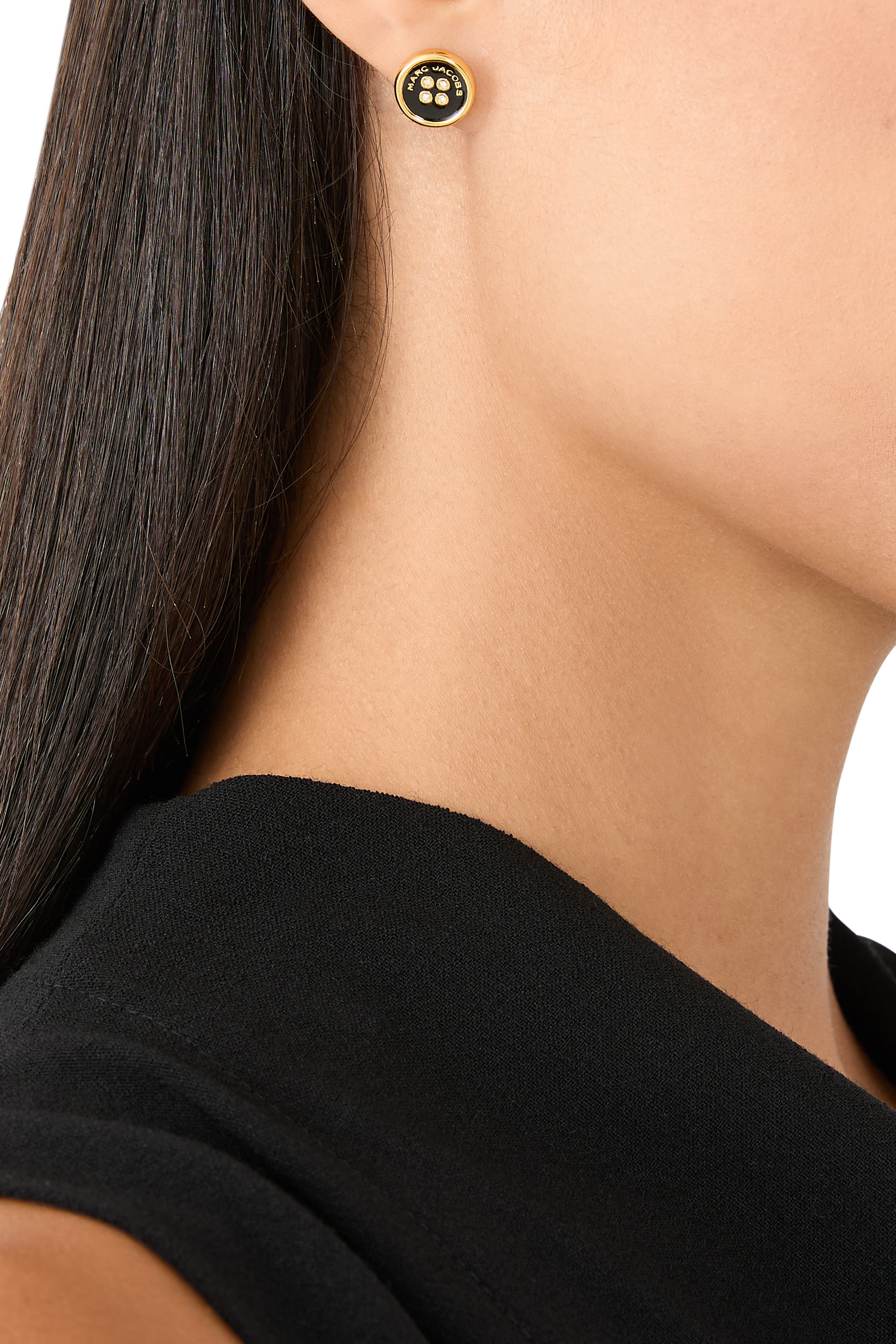 أقراط بتصميم أزرار