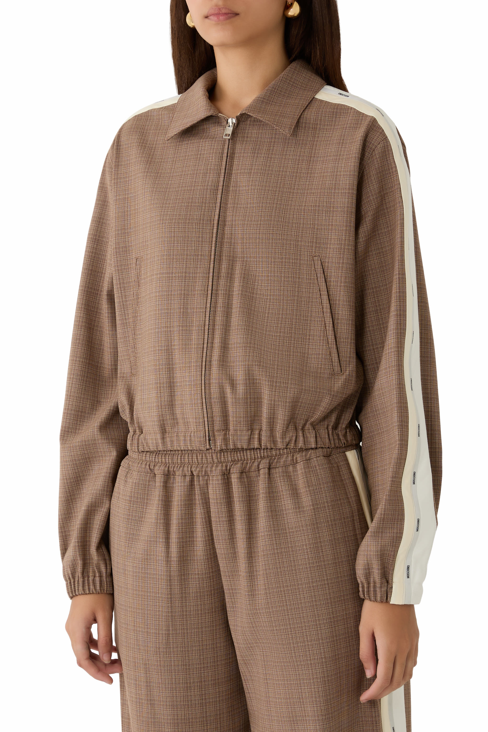 جاكيت بنقشة مربعات وشريط شعار الماركة