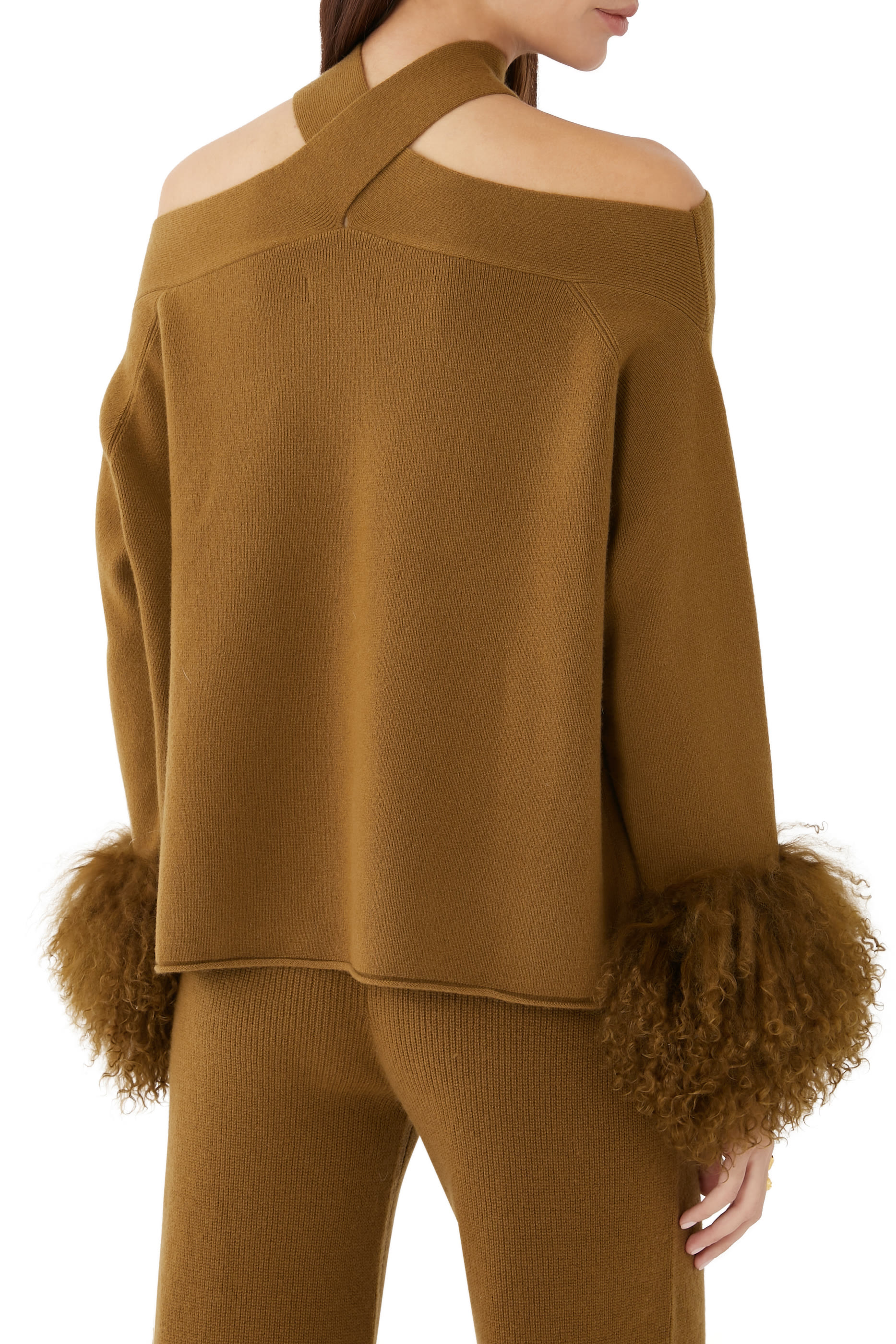 كنزة بحمالات متقاطعة وأساور فرو