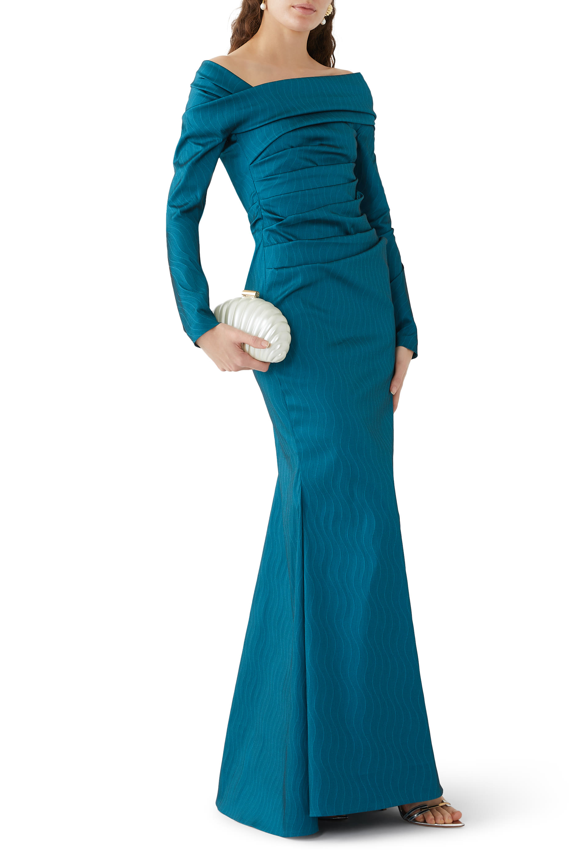 فستان سهرة بأكتاف متساقطة