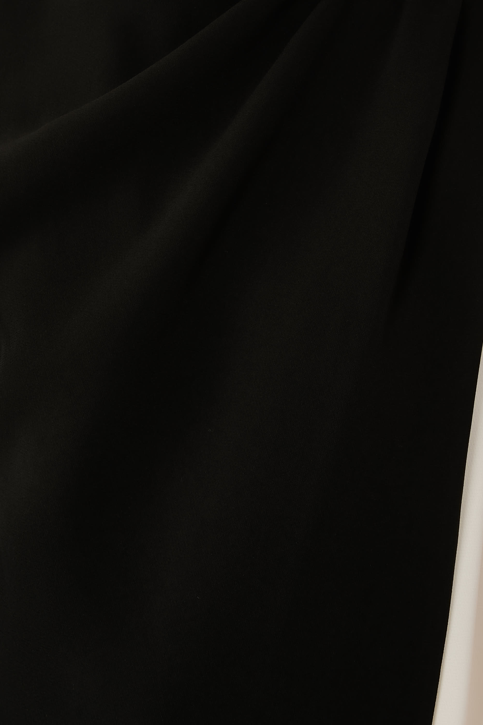 بلوزة إلسا بتصميم غير متماثل كريب