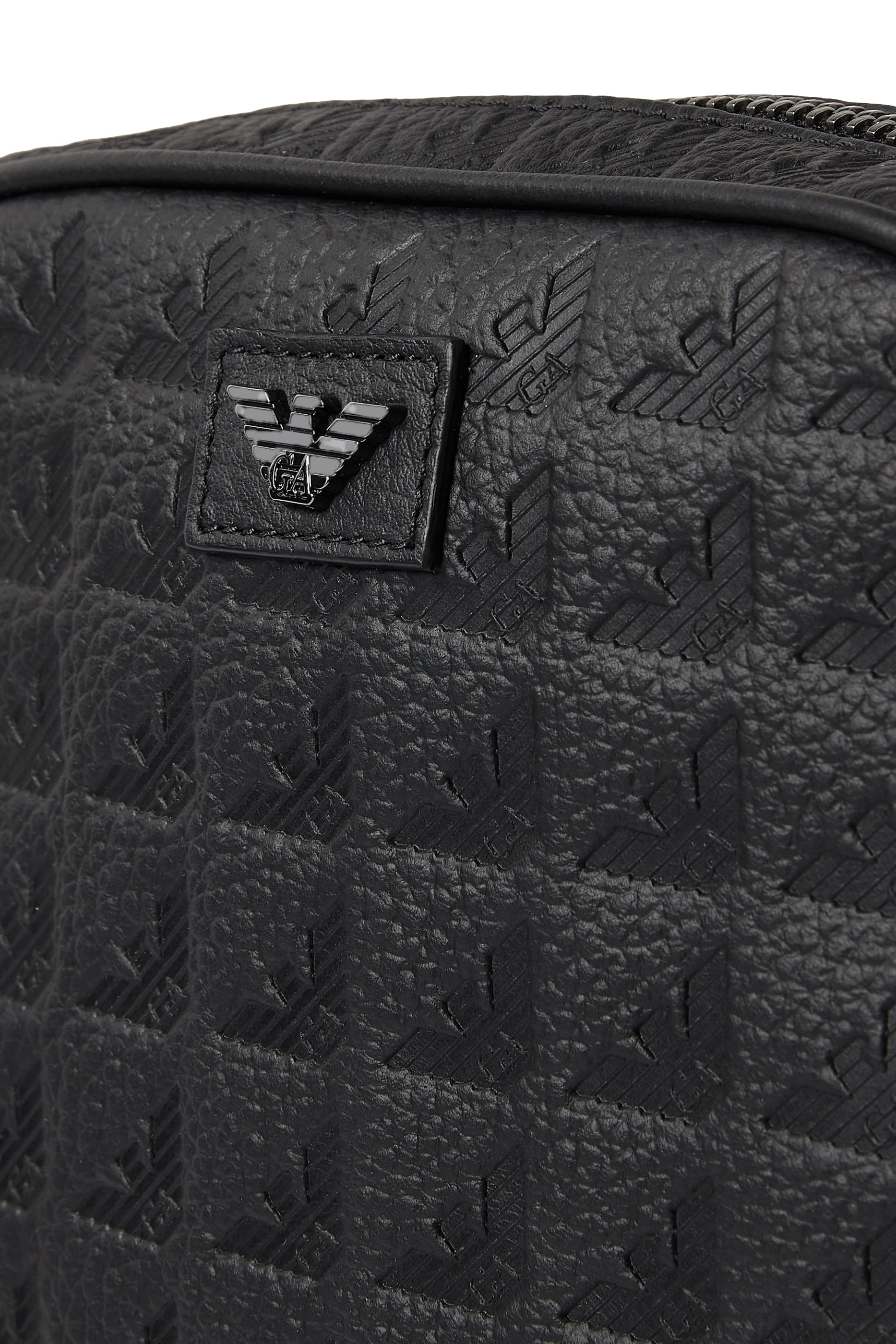 حقيبة كتف بتصميم مسطح مزينة كليا بشعار الماركة جلد