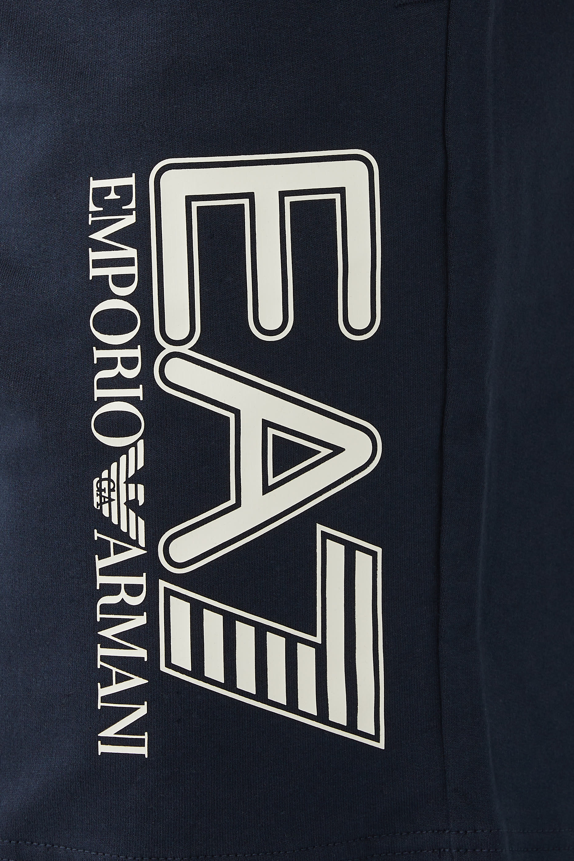 شورت بشعار الماركة