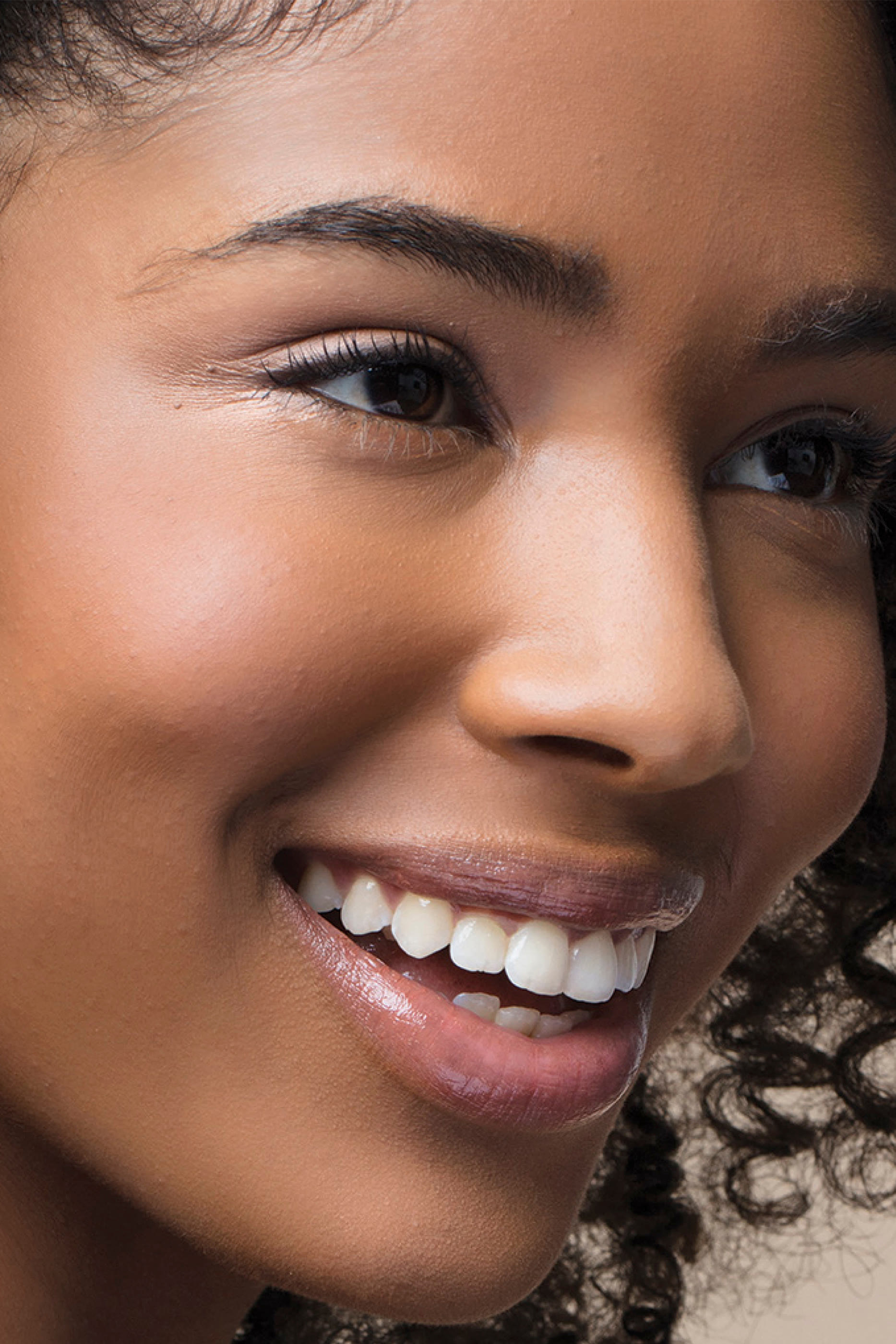 كريم أساس خفيف يدوم طويلاً