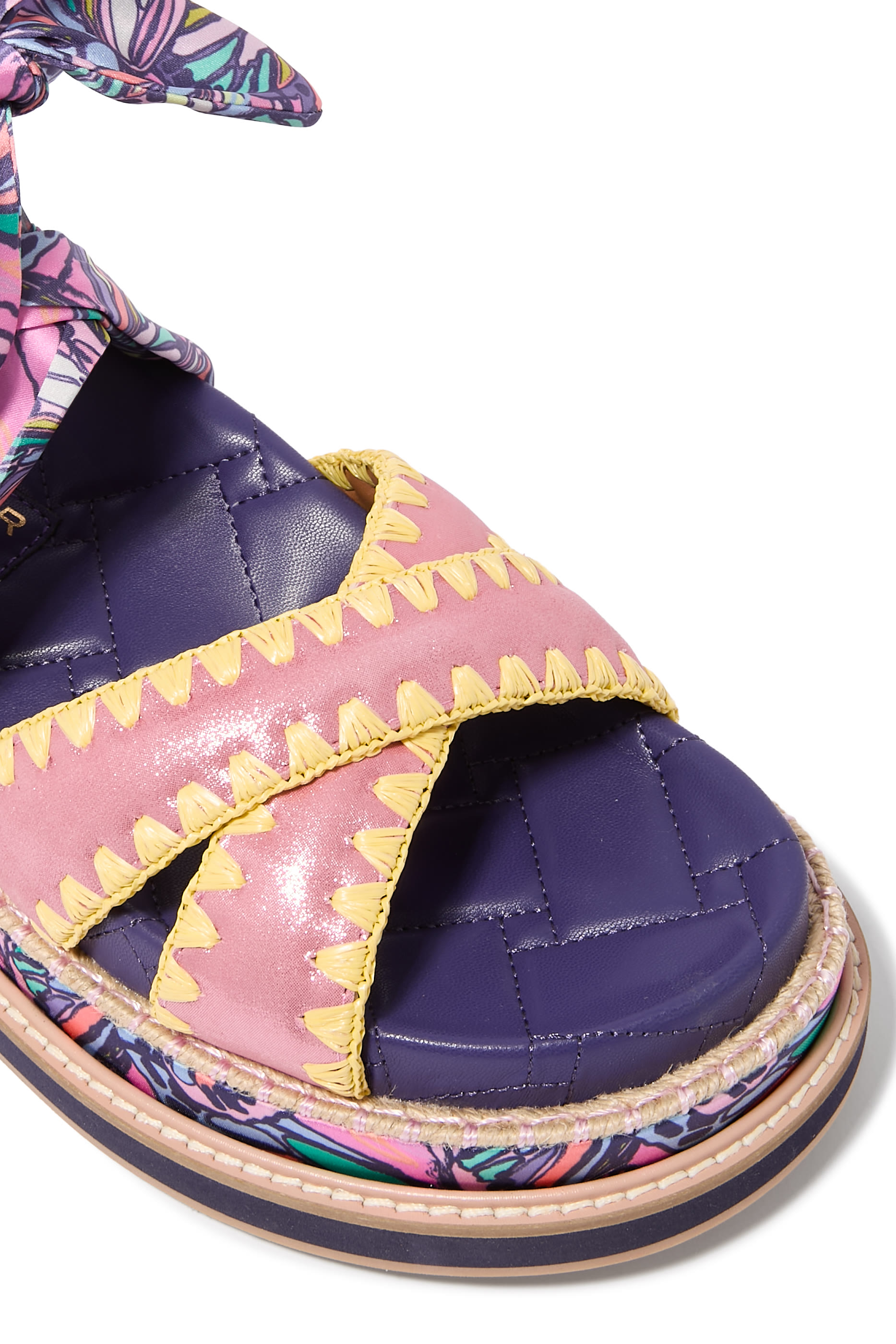 صندل أورسون بسيور متقاطعة ونقشة وشاح