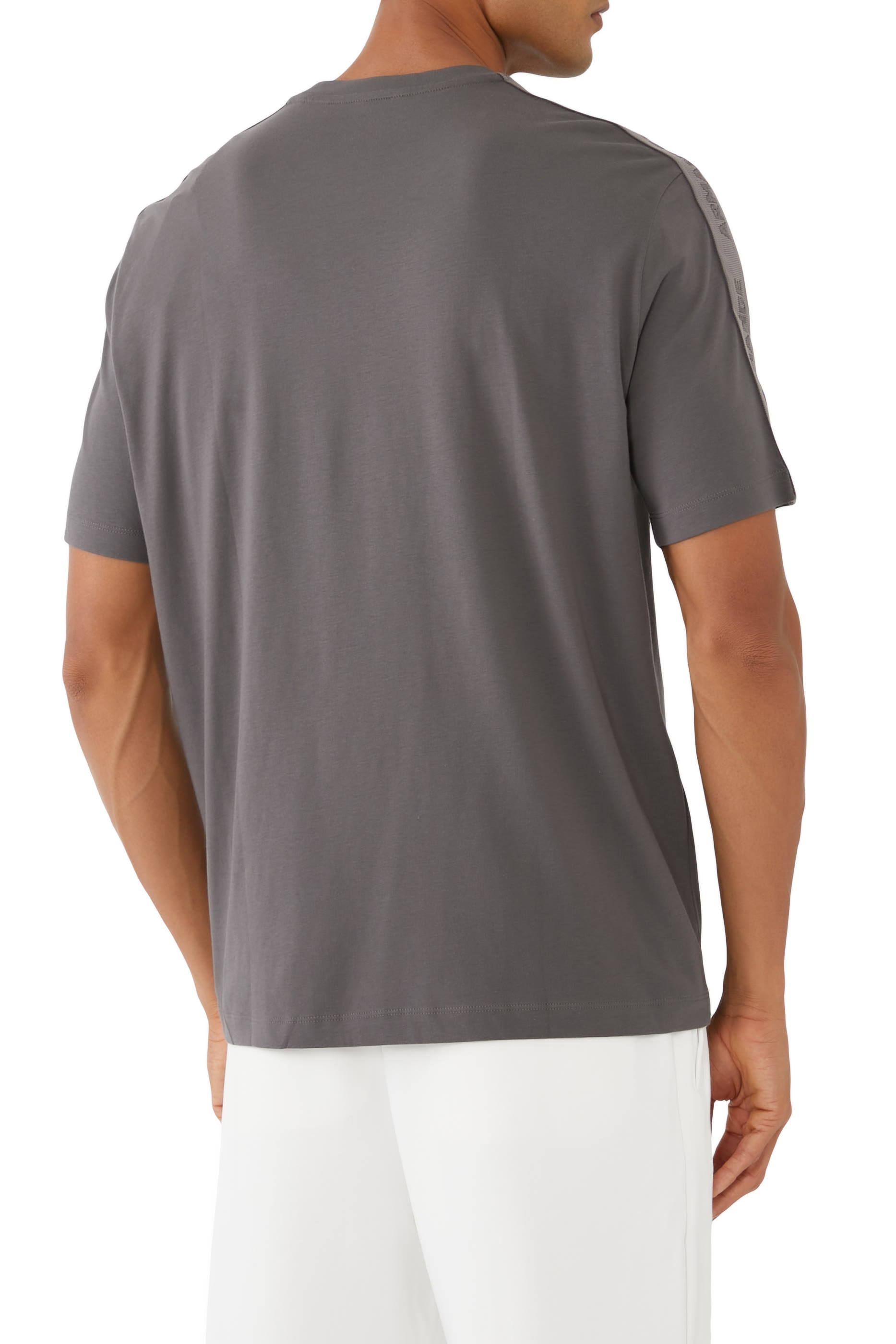 تيشيرت بياقة ضيقة وبحروف شعار الماركة