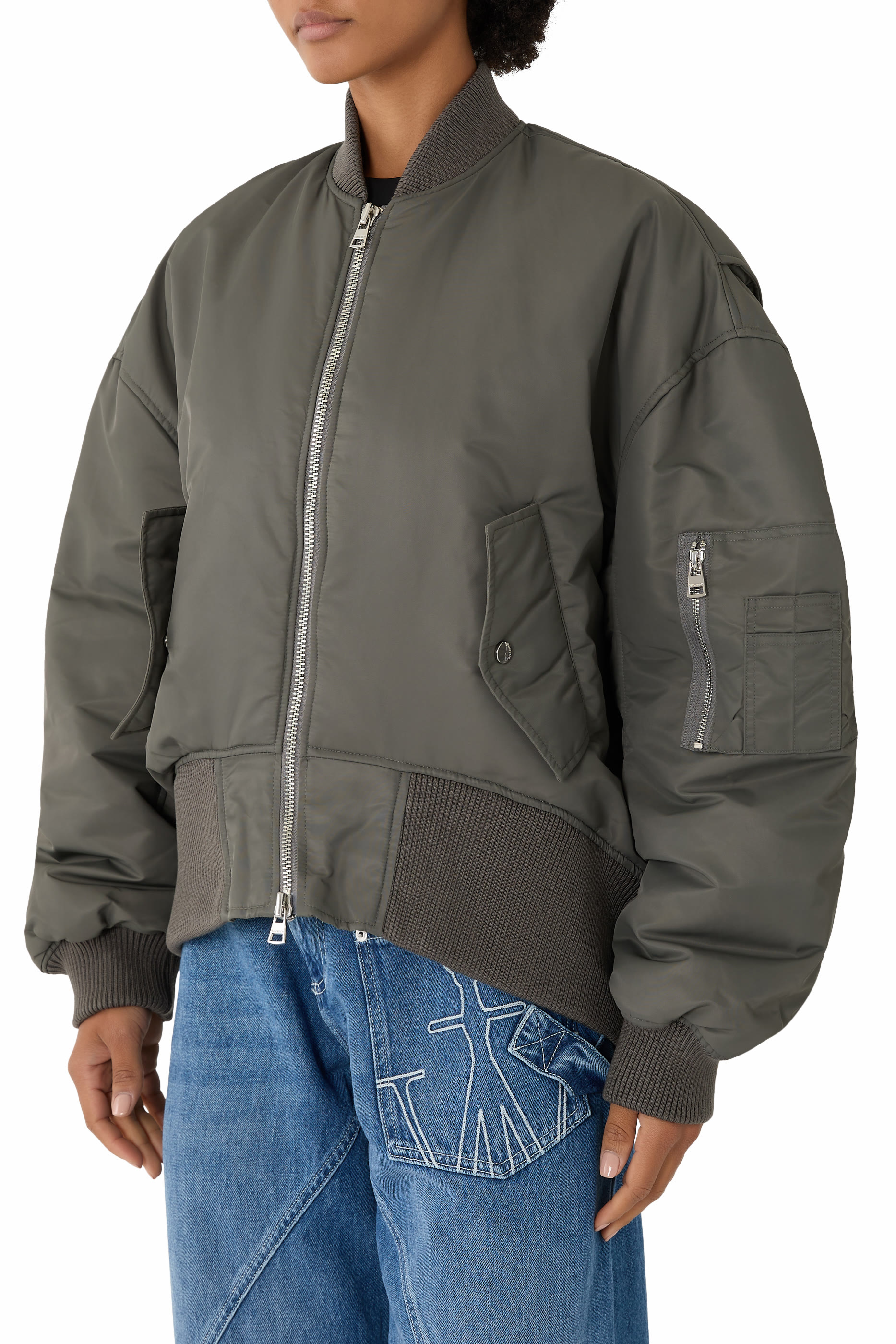 جاكيت بومبر بقصة فضفاضة وحافة مقوسة