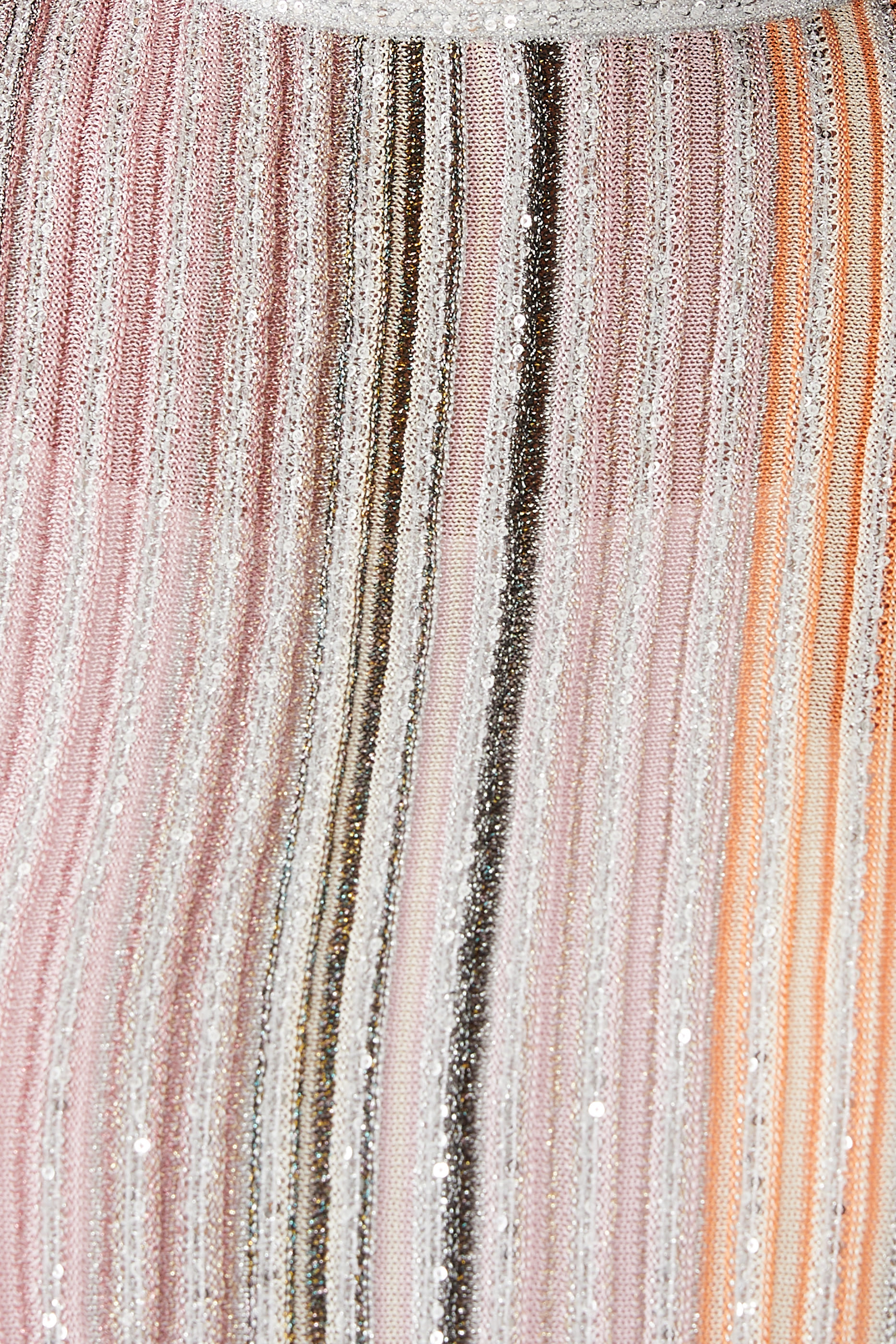 فستان بطيات مطرز بالترتر