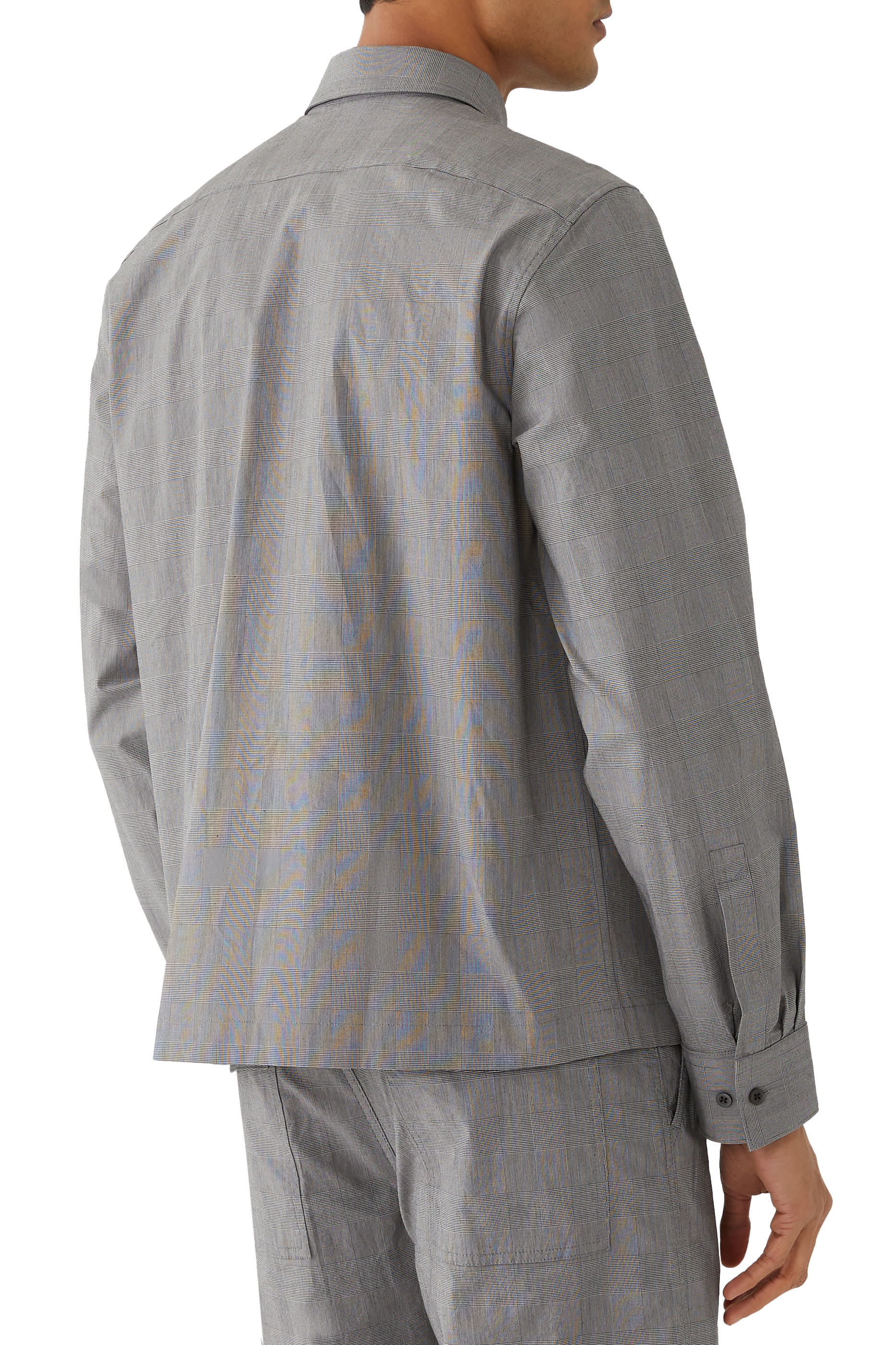 قميص بأكمام طويلة