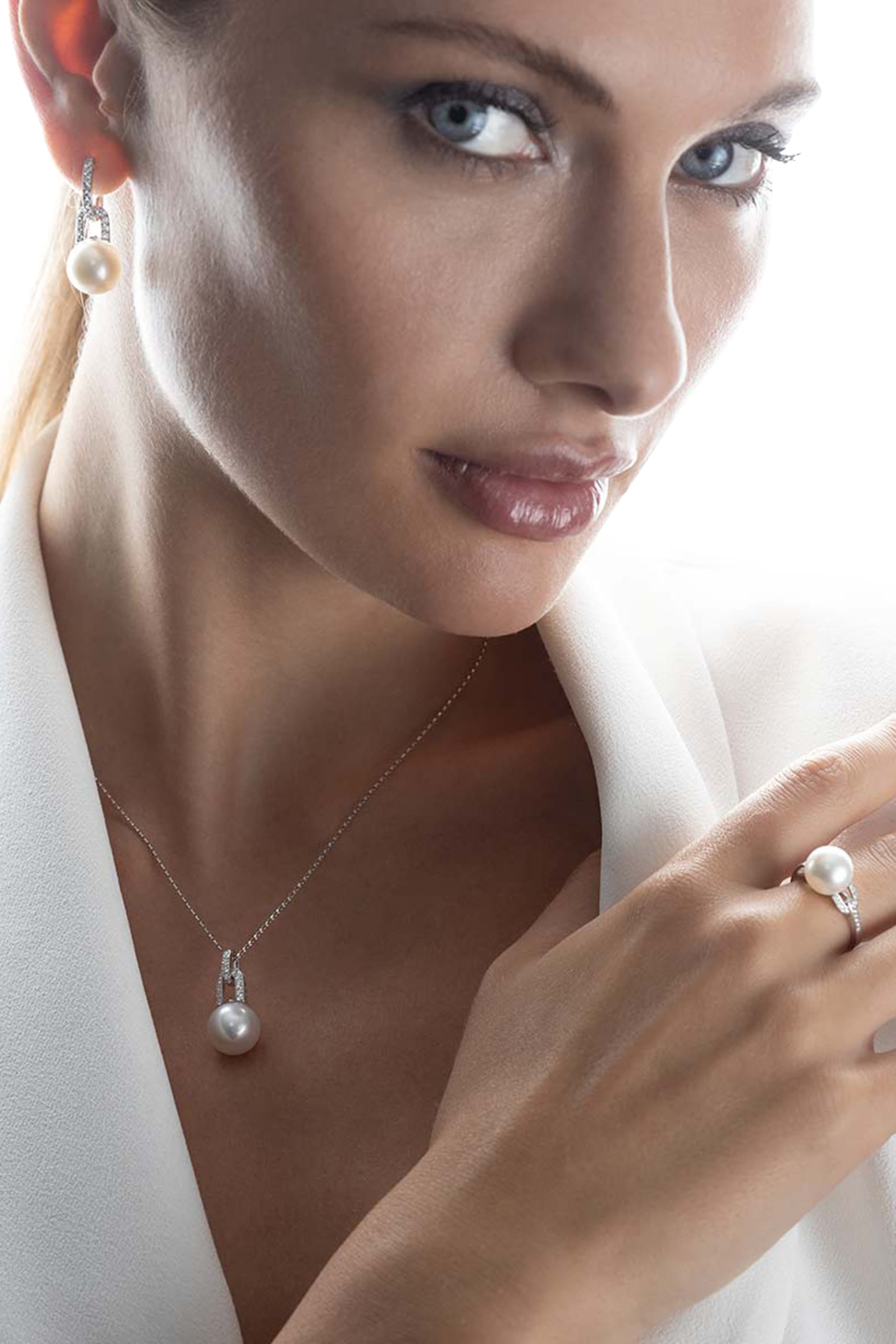 قلادة جاز بتصميم حلقات متصلة مرصعة بلؤلؤ وماس، ذهب أبيض عيار 18