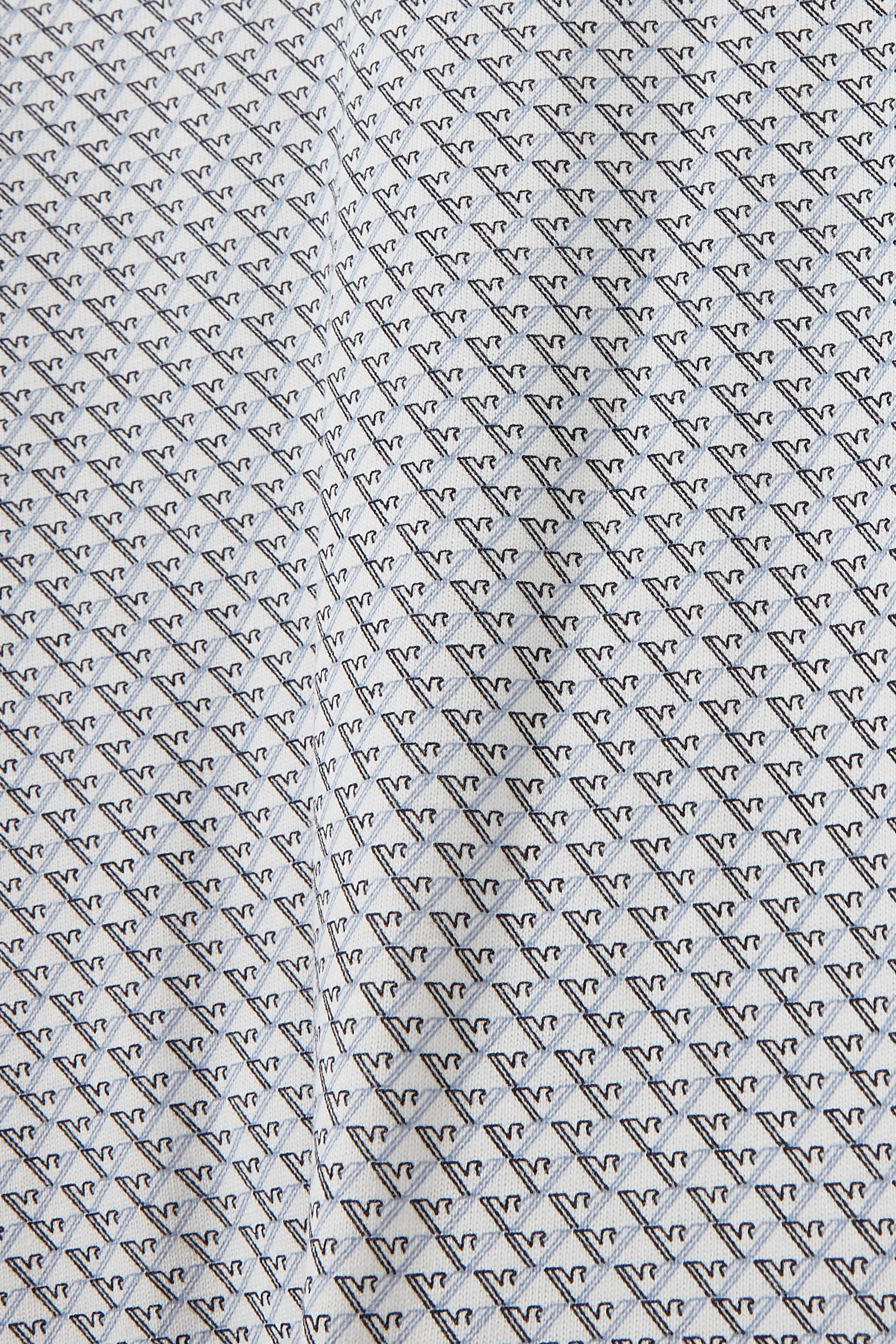 جمبسوت بشعار الماركة ضمن تشكيلة الملابس الأساسية