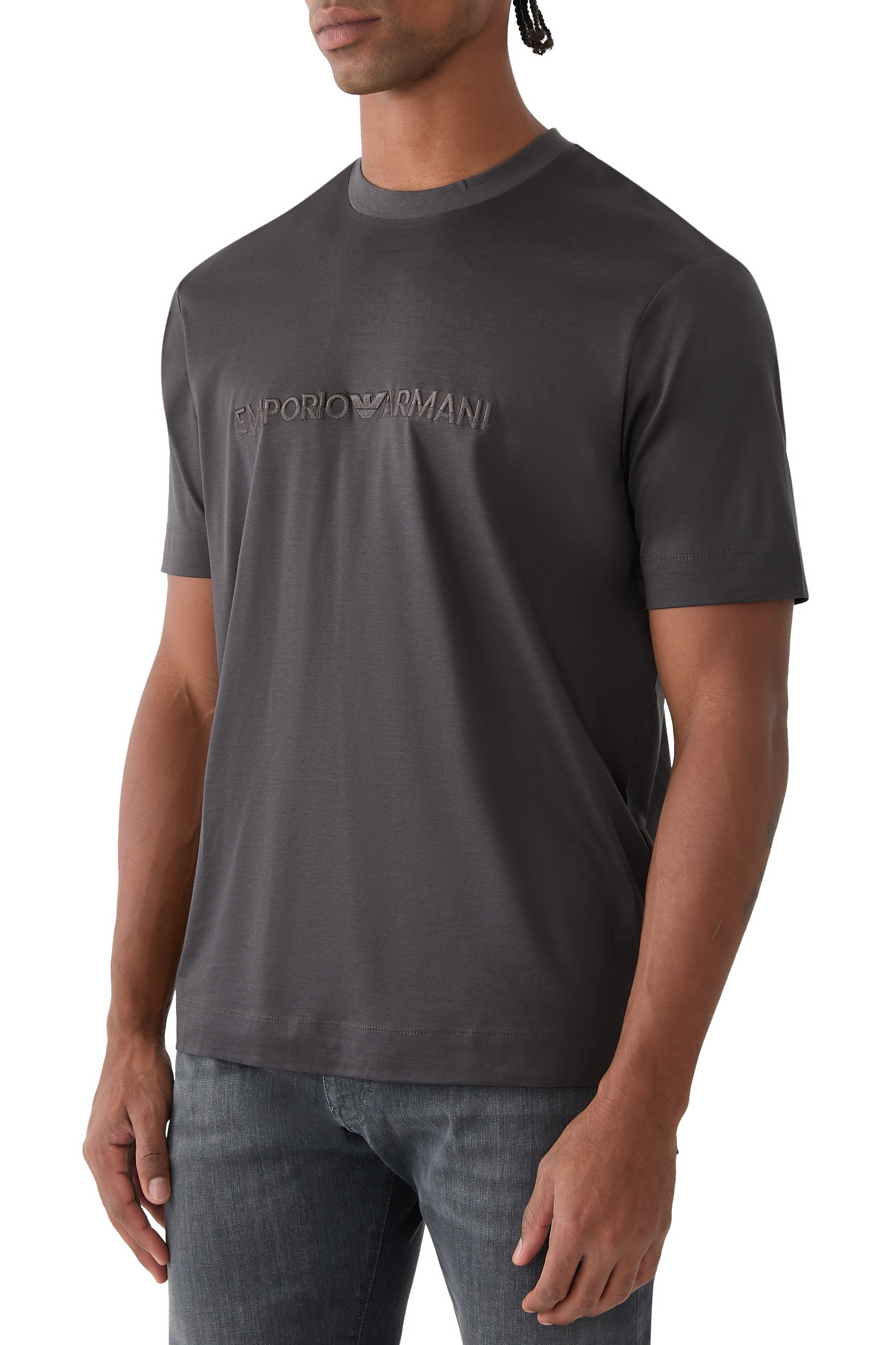 تيشيرت بأكمام قصيرة وشعار الماركة