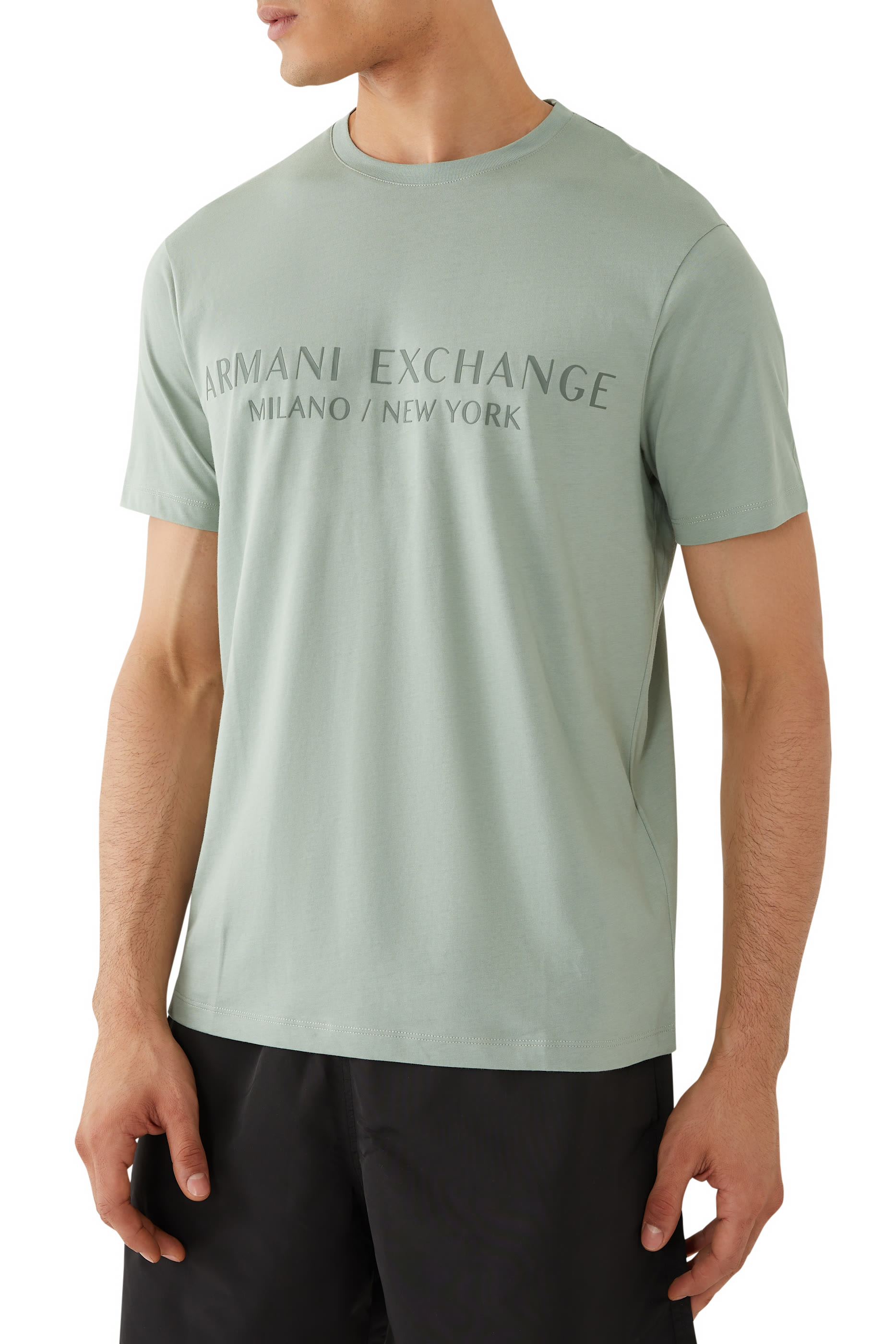 تيشيرت بشعار الماركة بقصة عادية