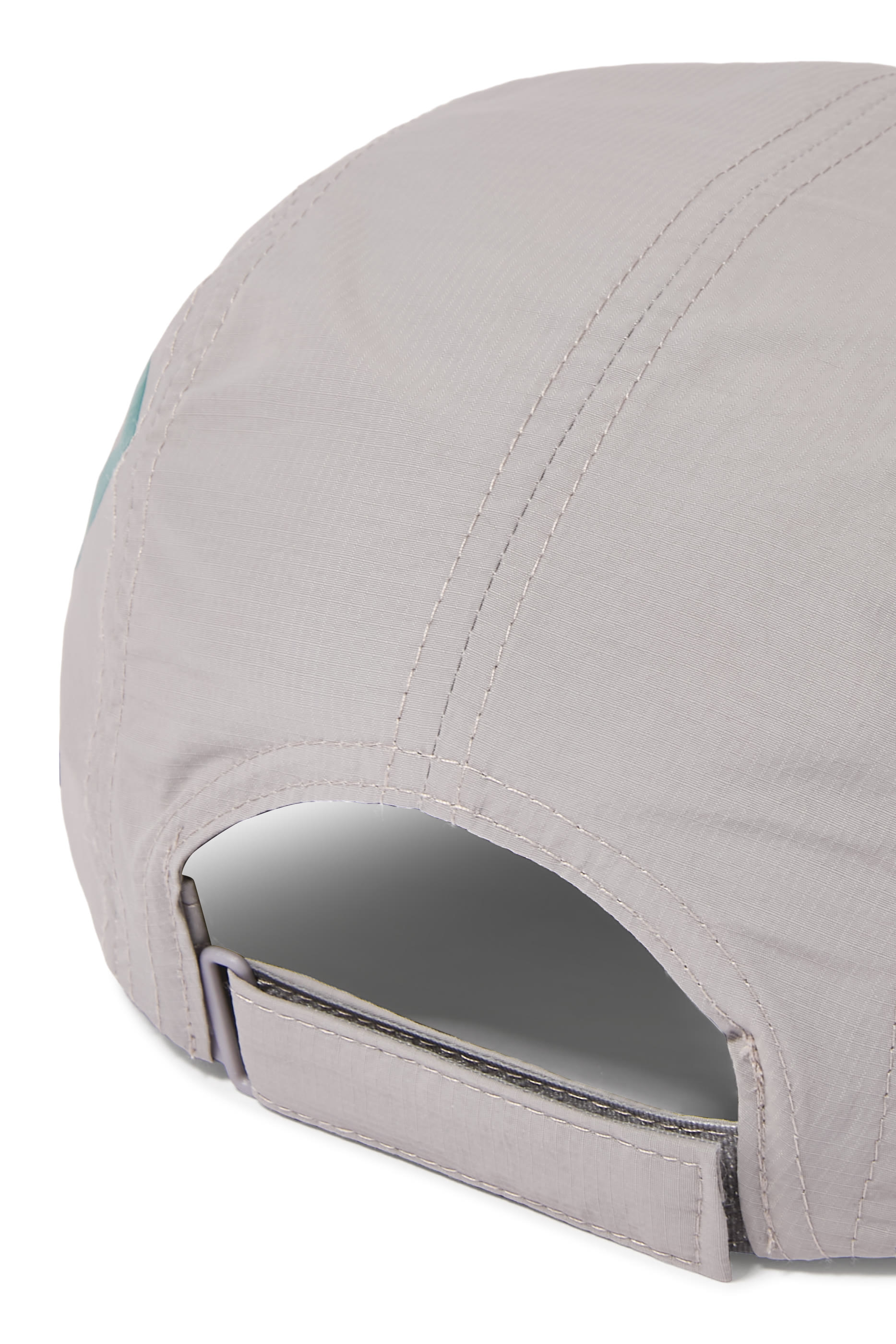 كاب بشعار الماركة