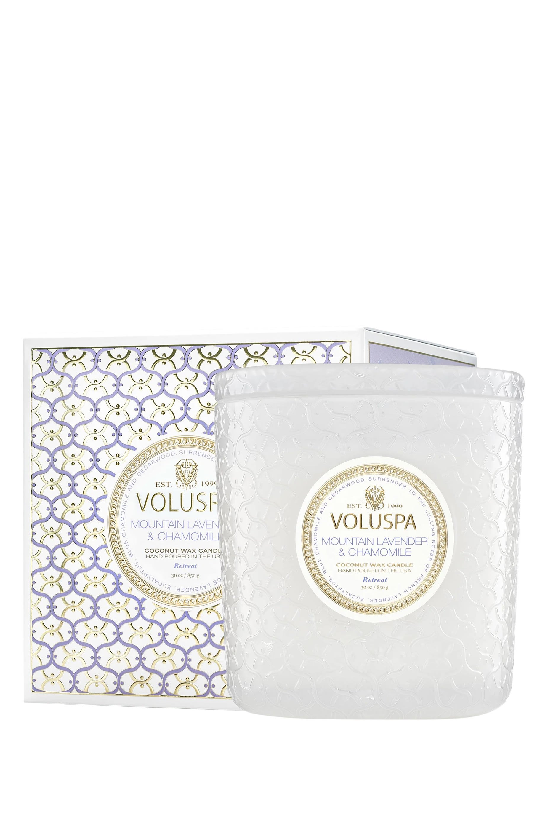 شمعة برائحة اللافندر الجبلي والبابونج في علبة فاخرة