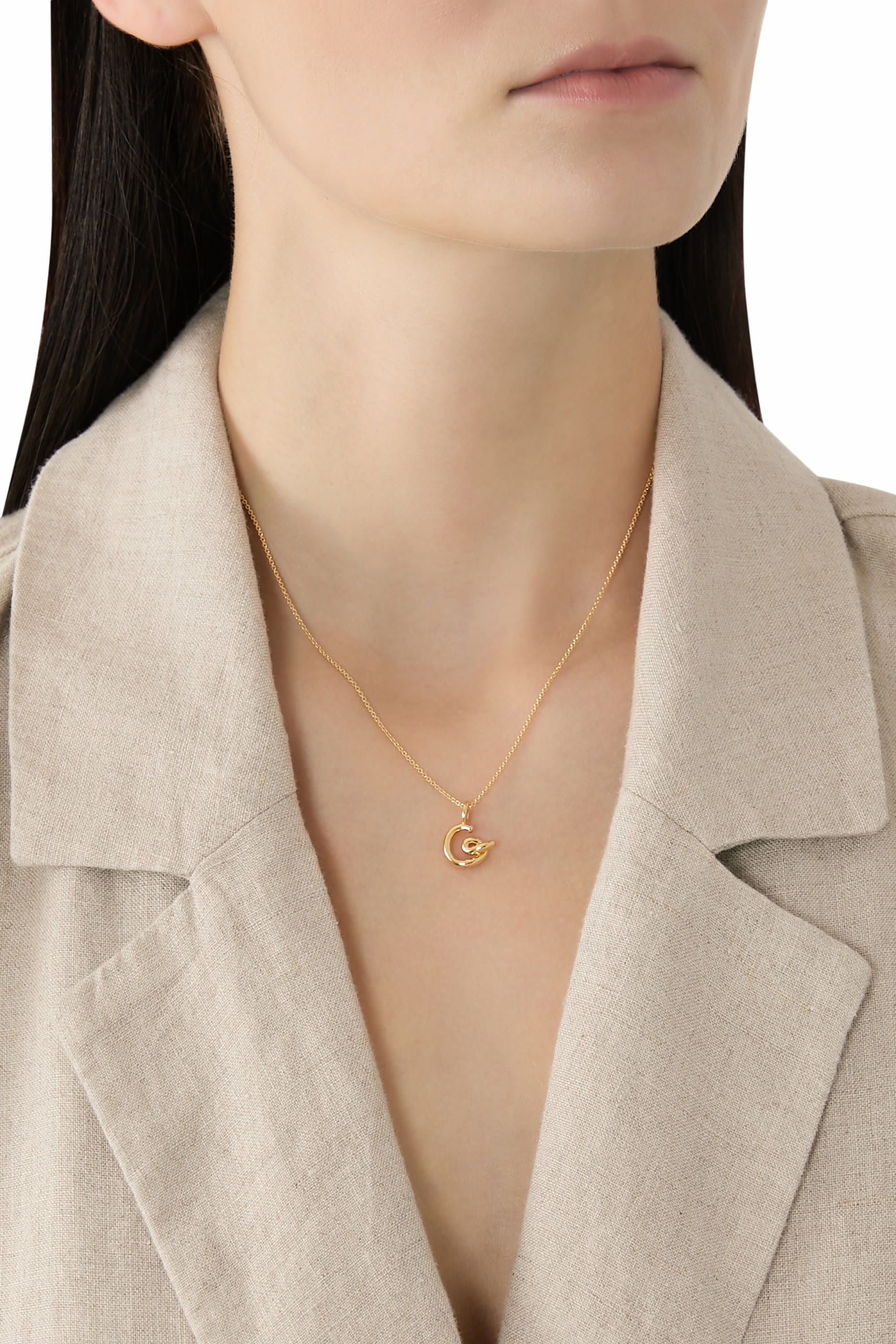 قلادة مولتن صغيرة بدلاية بتصميم حرف G مقوس، فضة إسترلينية معاد تدويرها مطلية بذهب أصفر معاد تدويره عيار 18