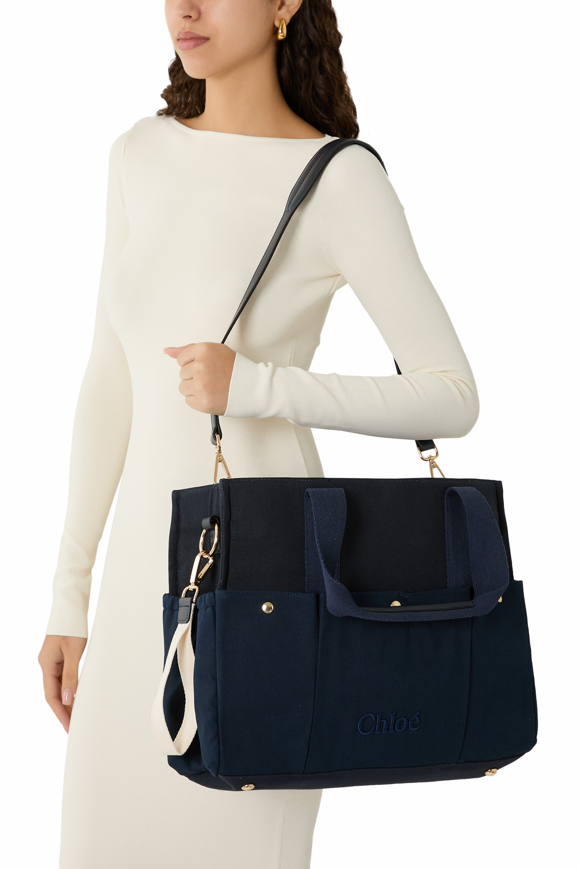  حقيبة مستلزمات أطفال مزينة بشعار الماركة